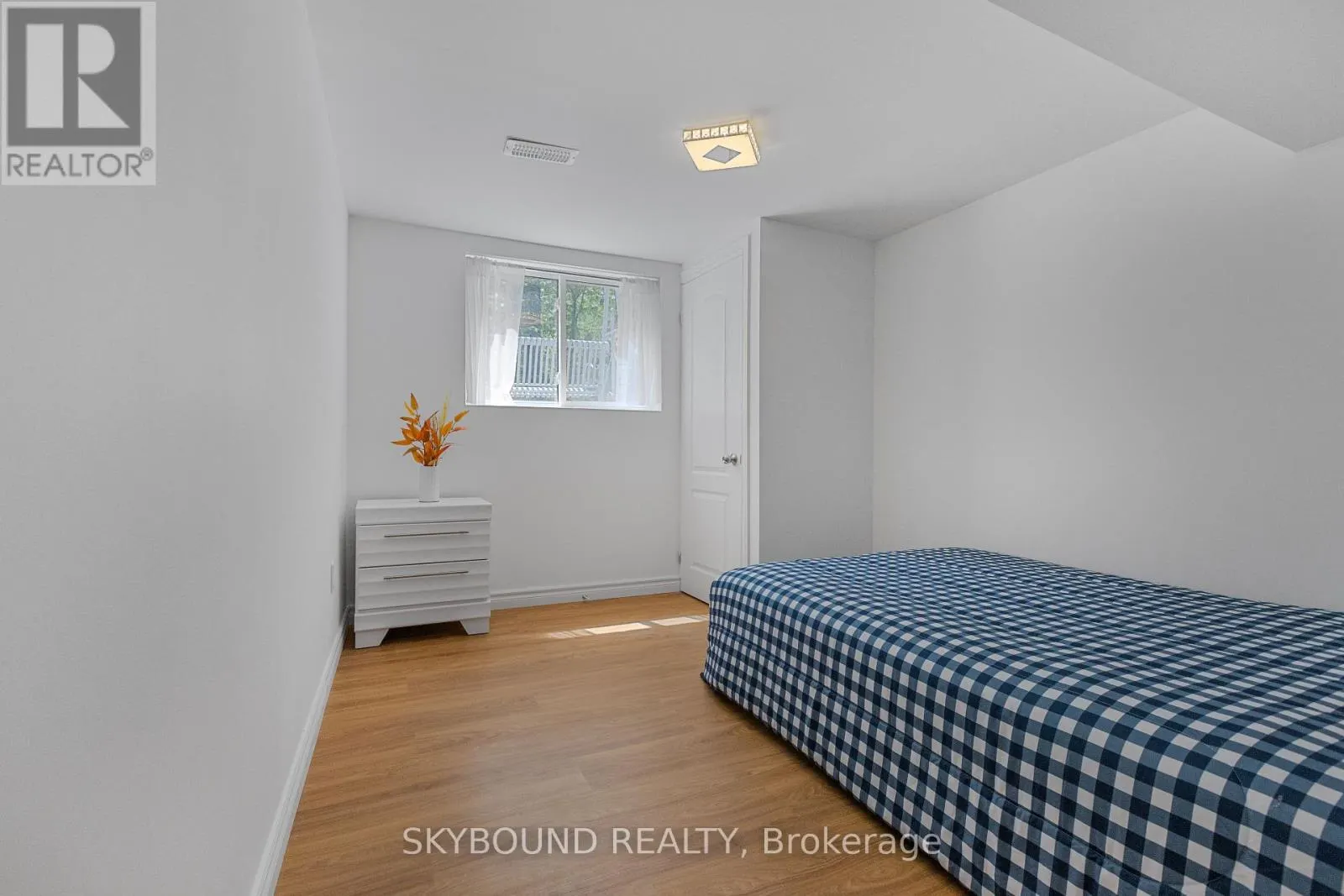 6 ROSELAWN COURT