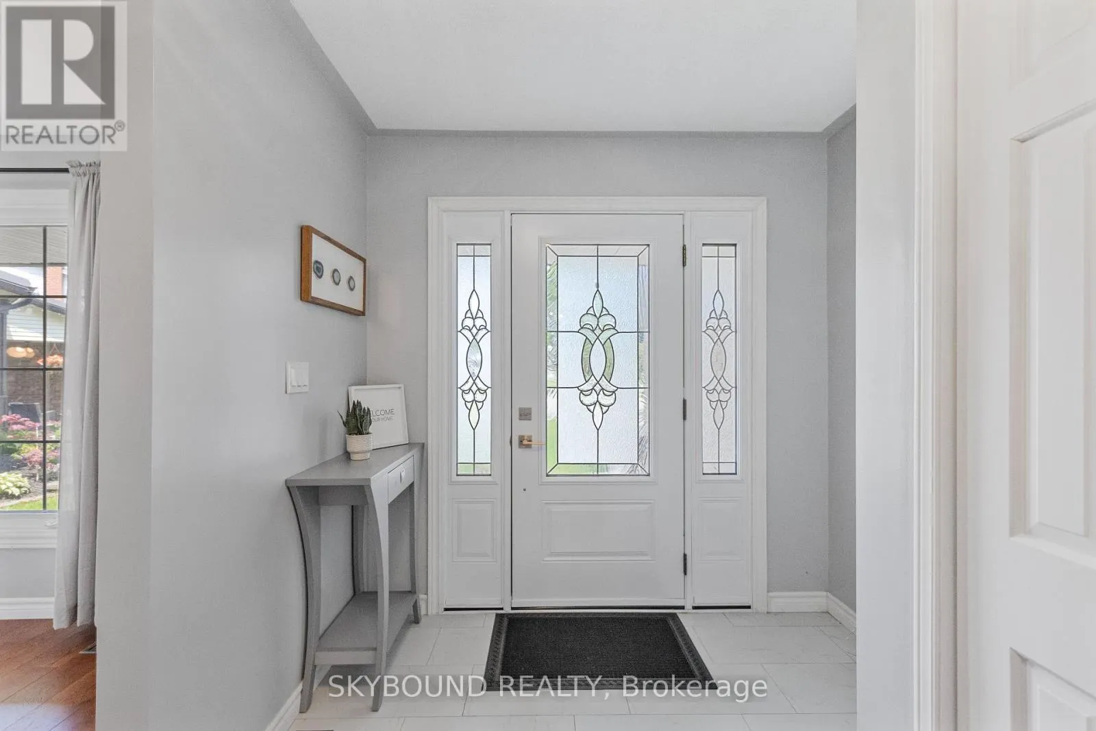 6 ROSELAWN COURT