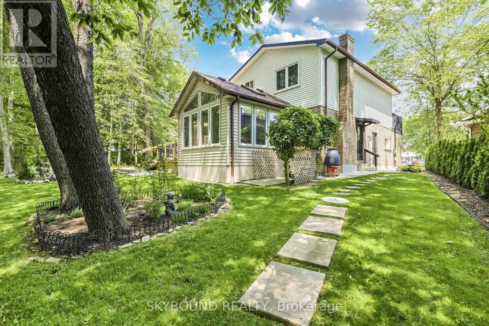 6 ROSELAWN COURT