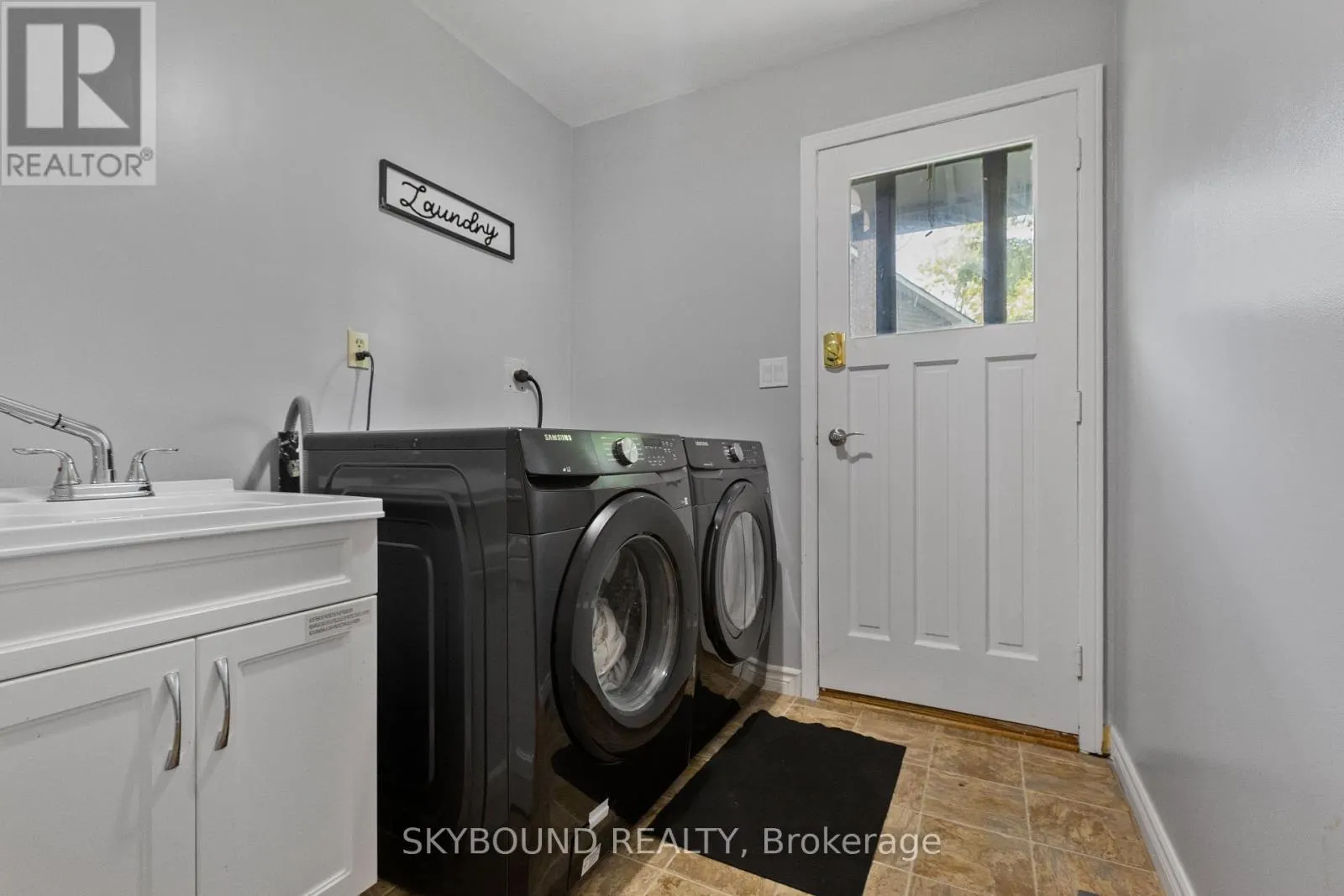 6 ROSELAWN COURT