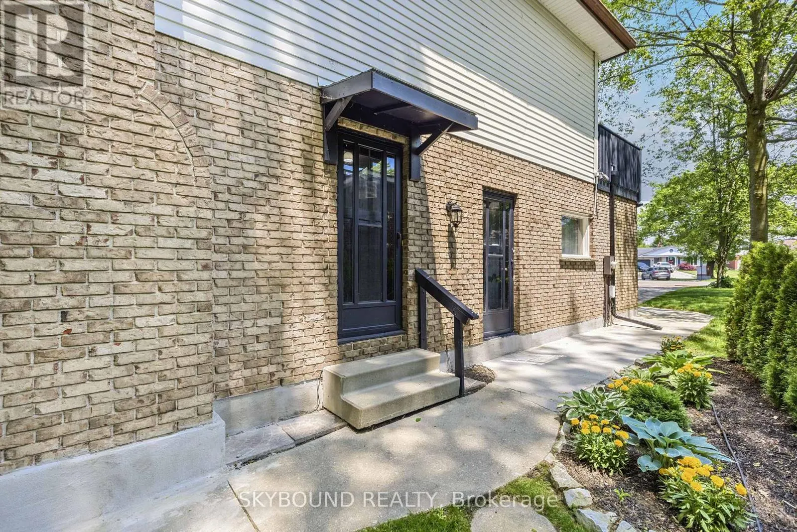 6 ROSELAWN COURT