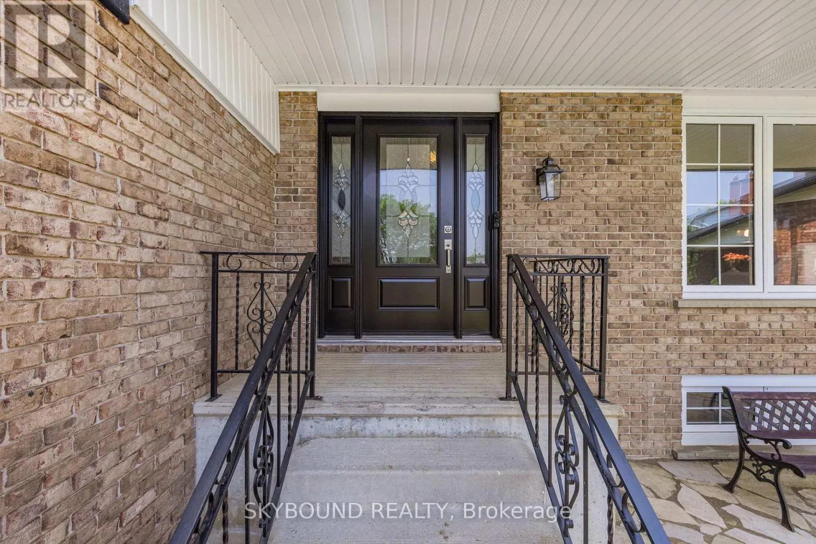 6 ROSELAWN COURT