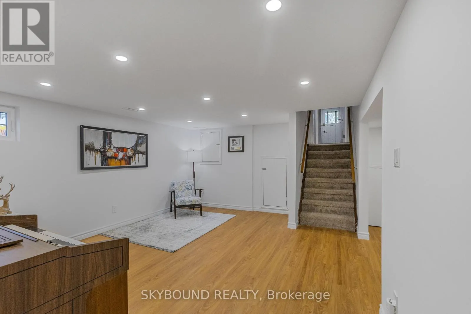 6 ROSELAWN COURT