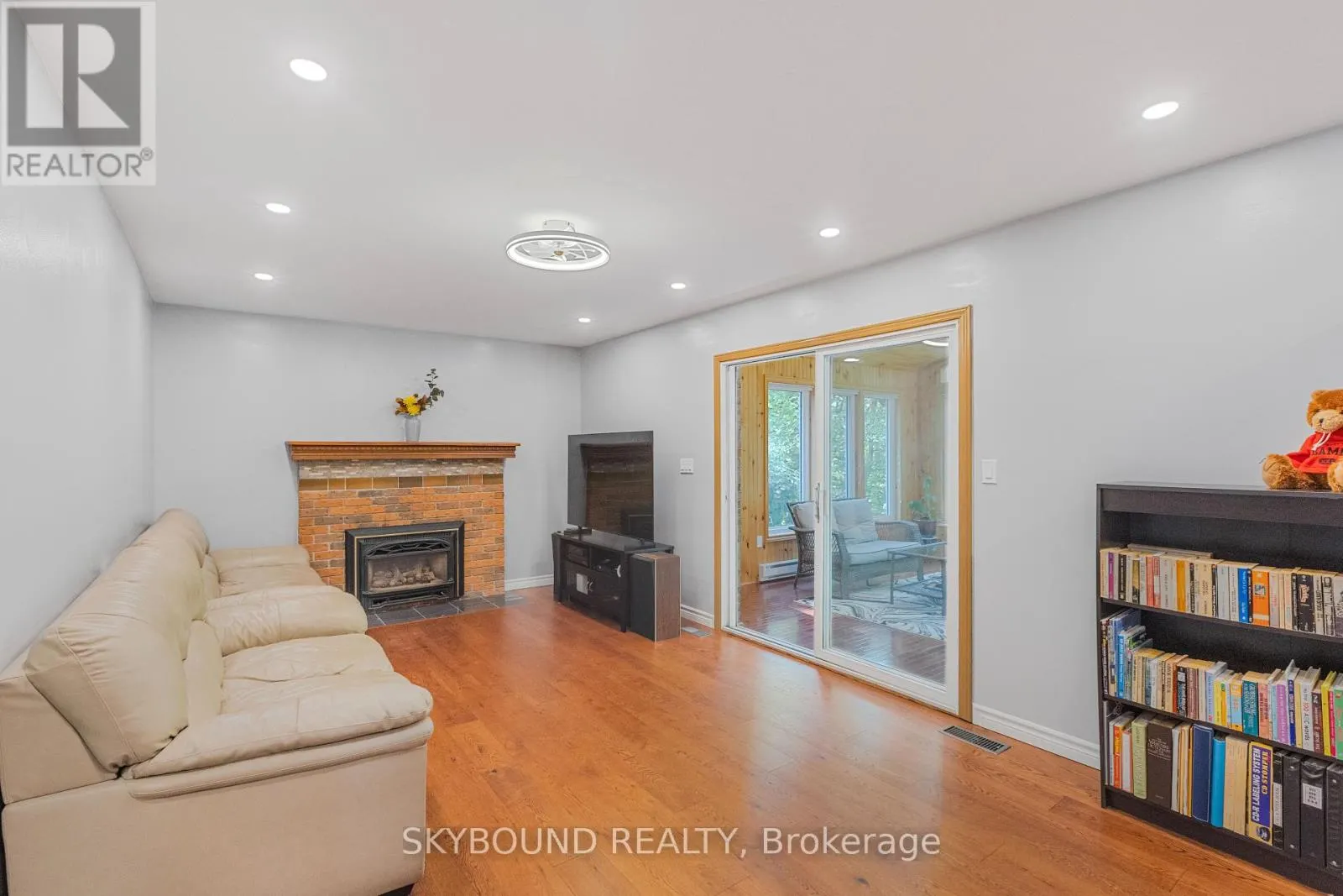6 ROSELAWN COURT