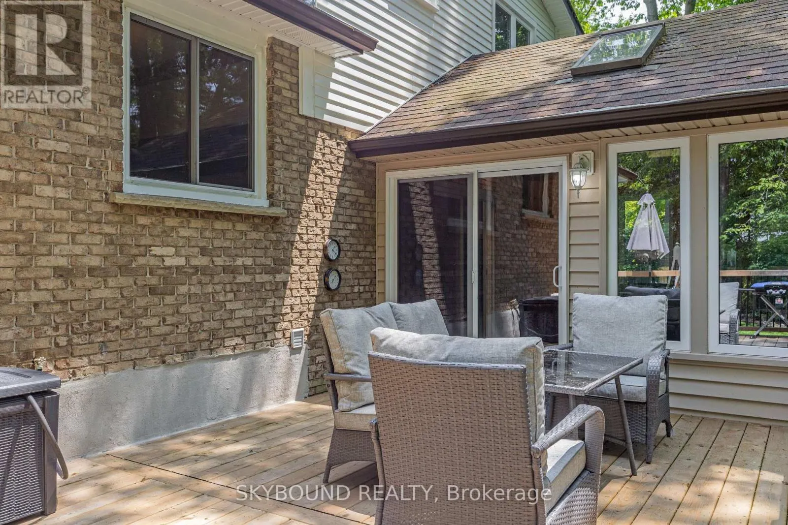 6 ROSELAWN COURT