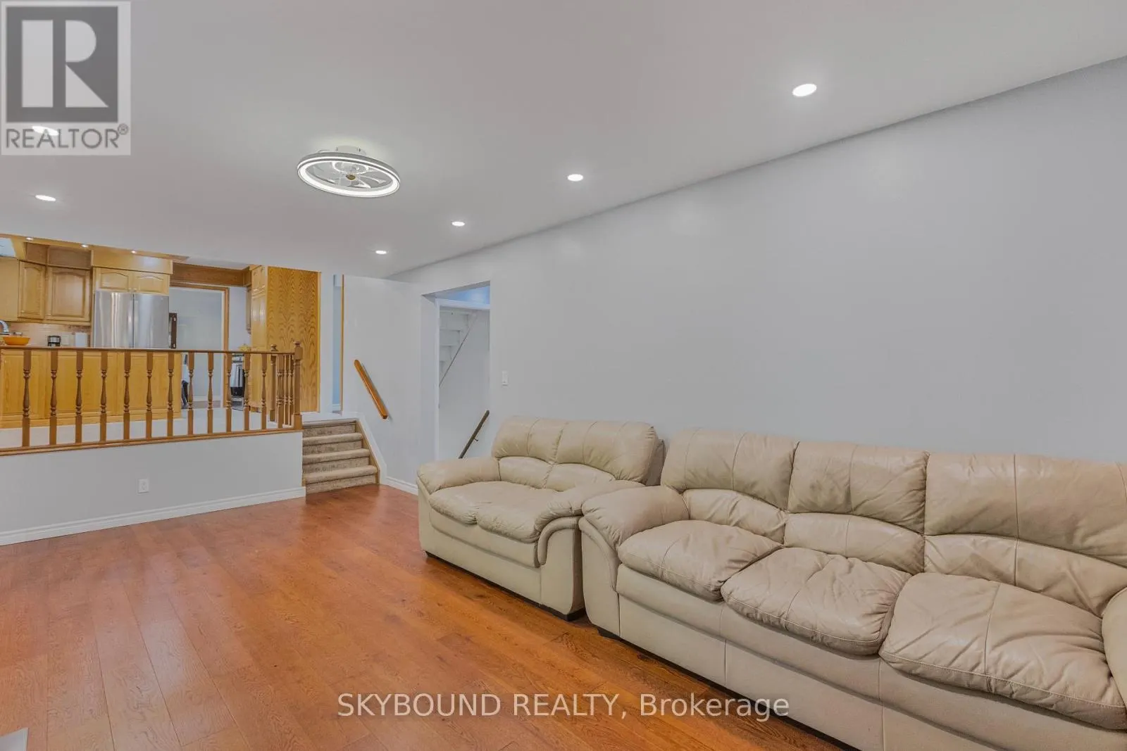 6 ROSELAWN COURT