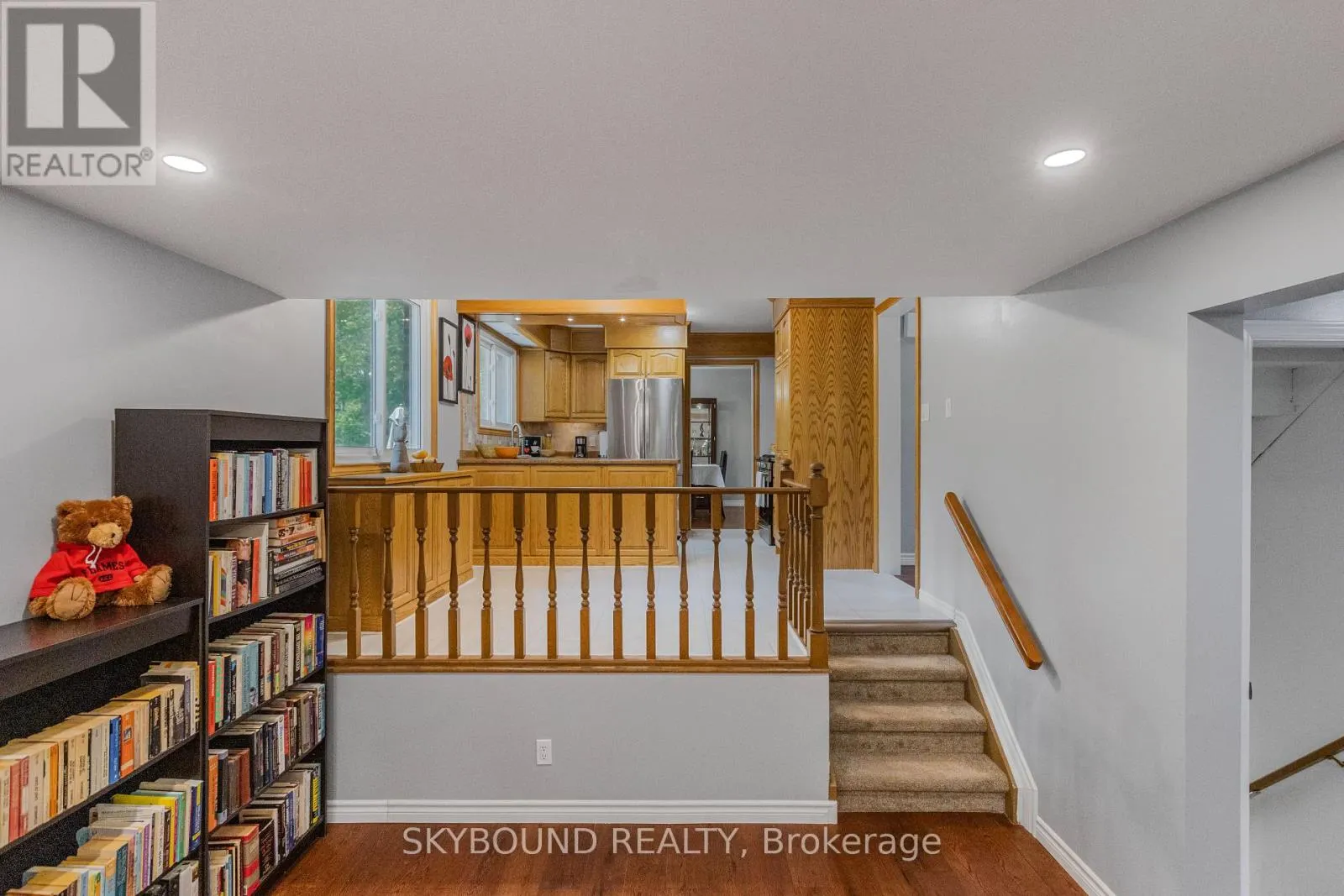 6 ROSELAWN COURT