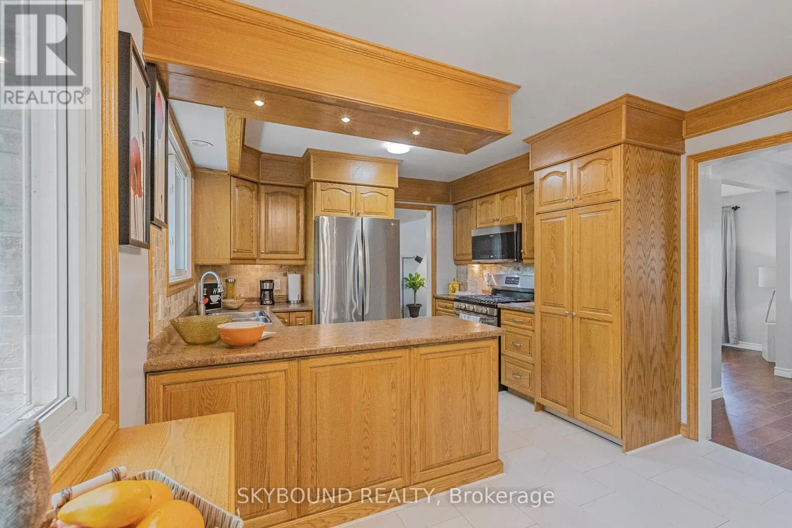 6 ROSELAWN COURT