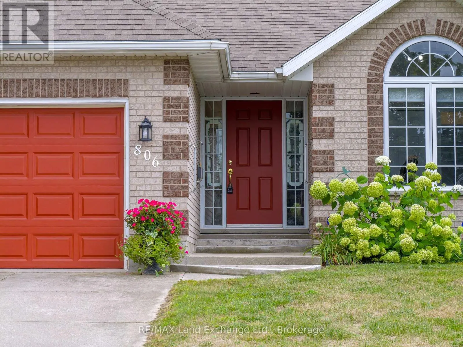 806 MAPLEWOOD DRIVE