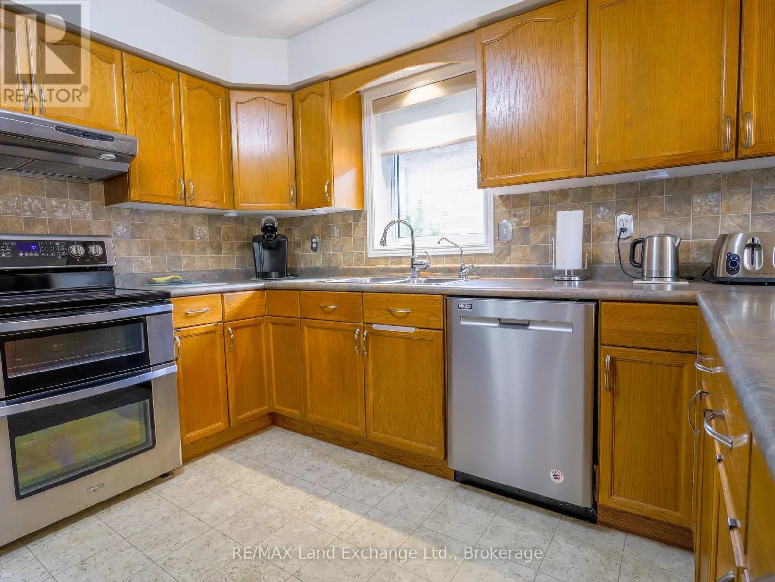 806 MAPLEWOOD DRIVE