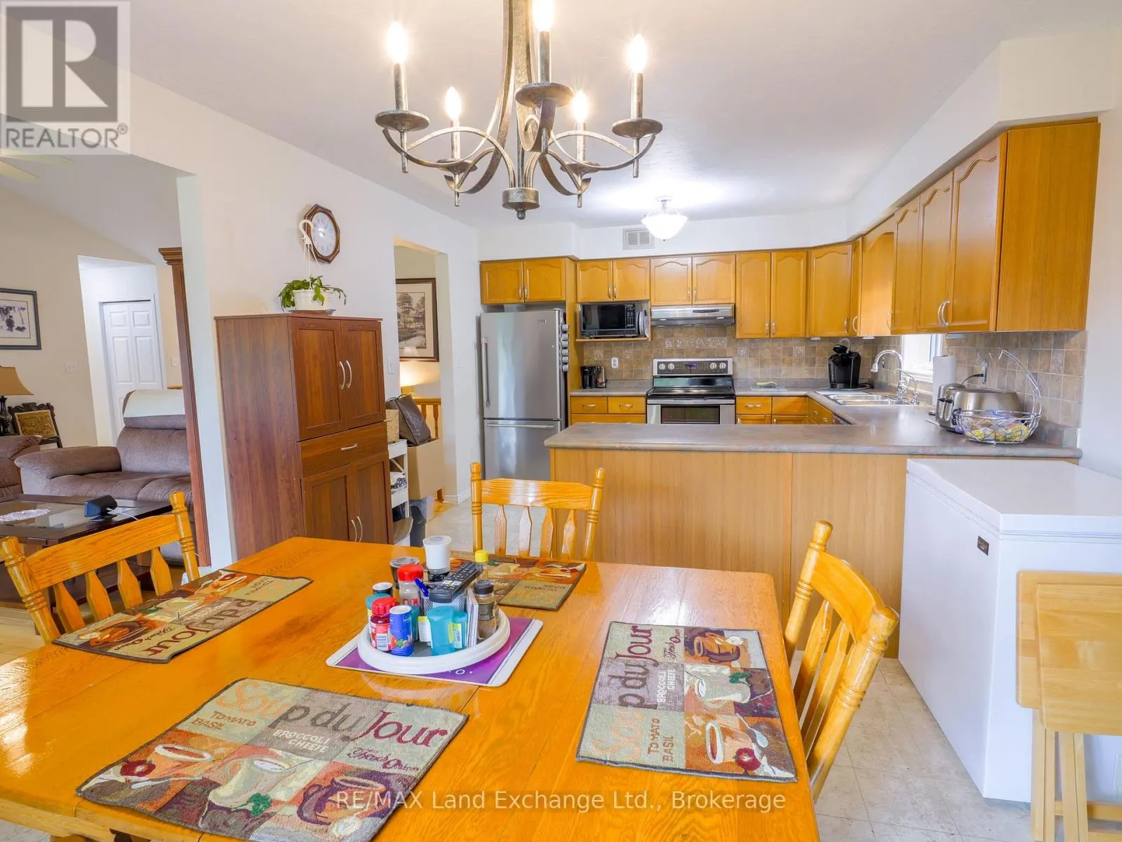 806 MAPLEWOOD DRIVE