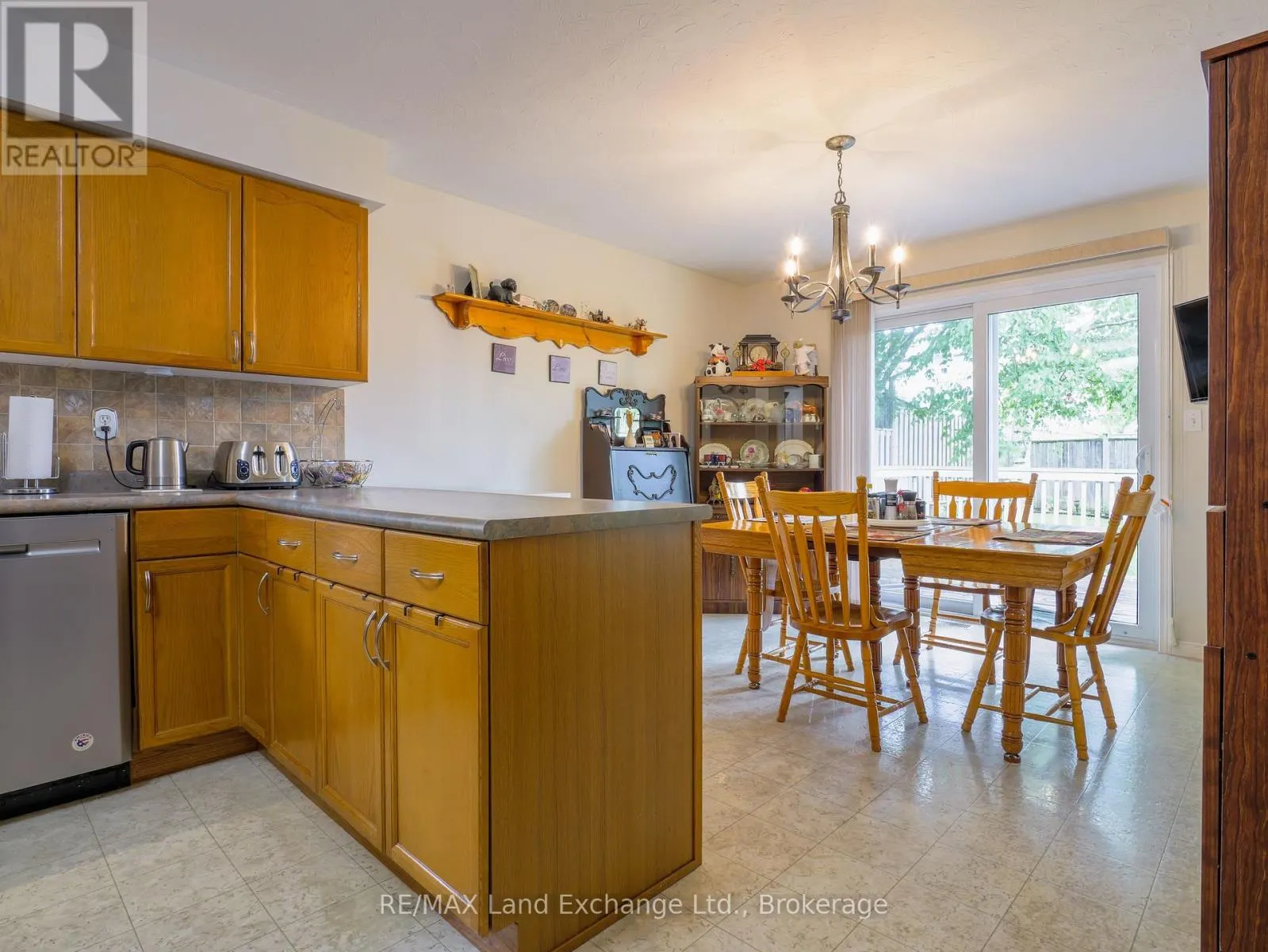 806 MAPLEWOOD DRIVE