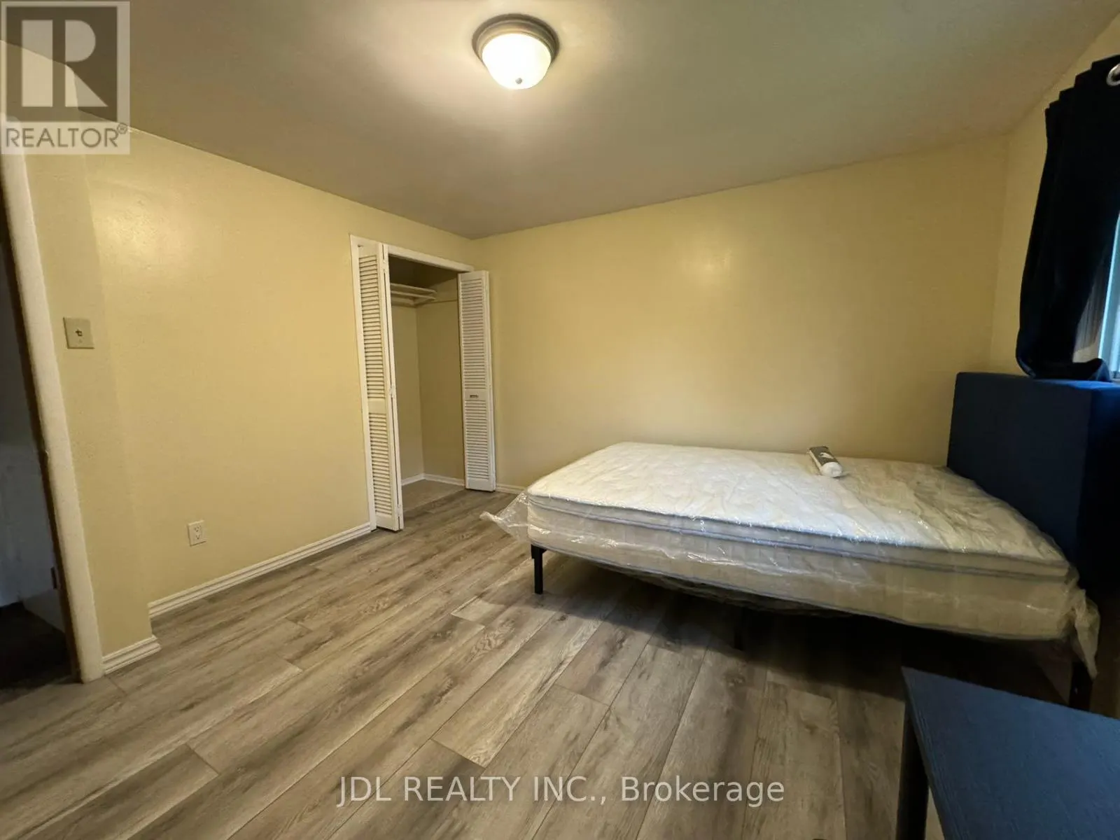ROOM - 384 ALBERT STREET