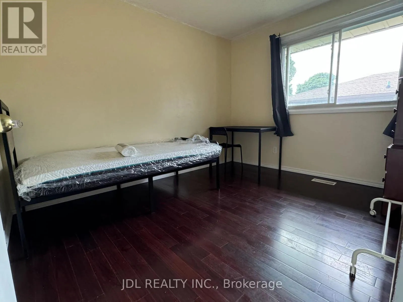 ROOM - 384 ALBERT STREET