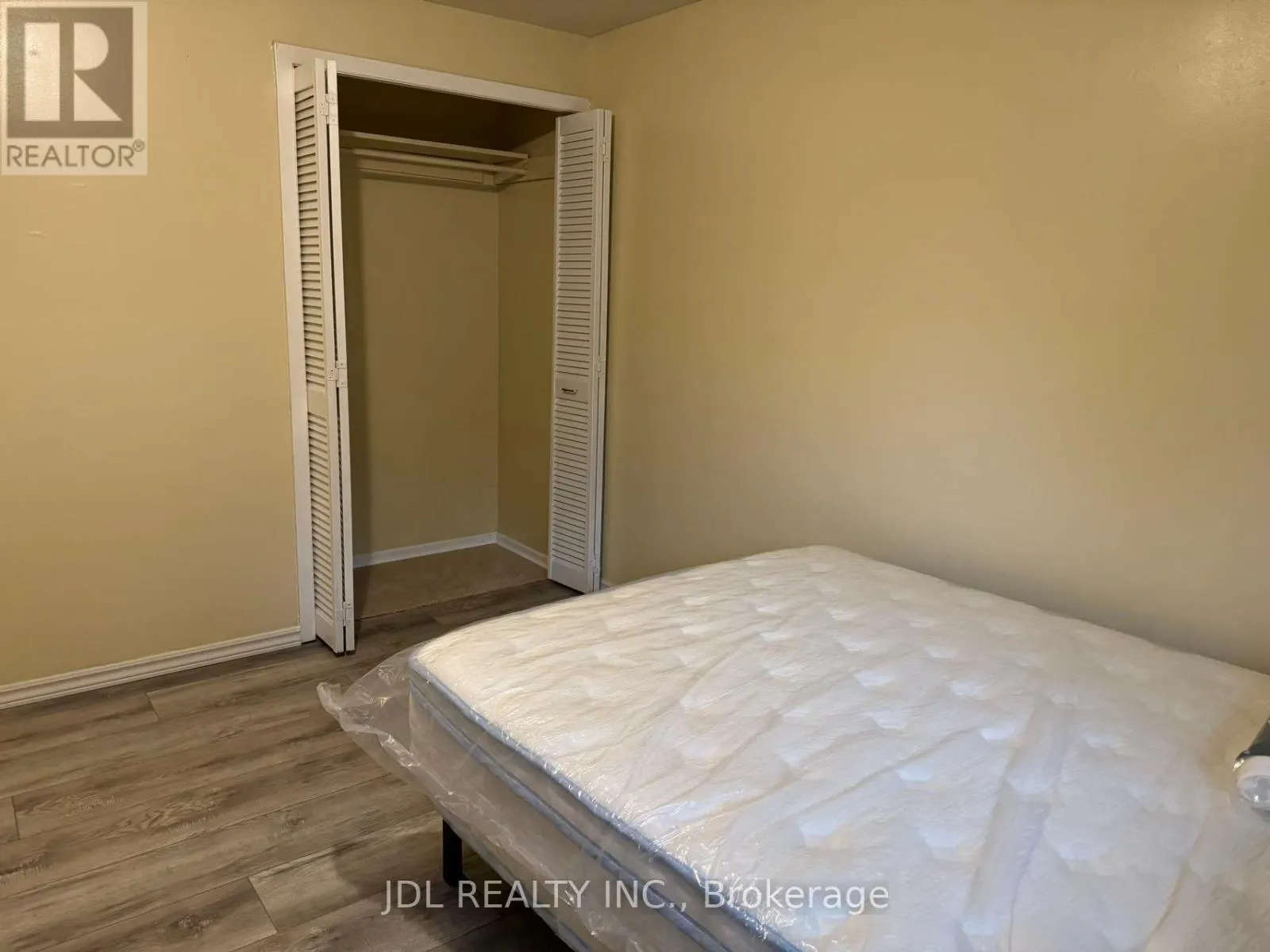 ROOM - 384 ALBERT STREET