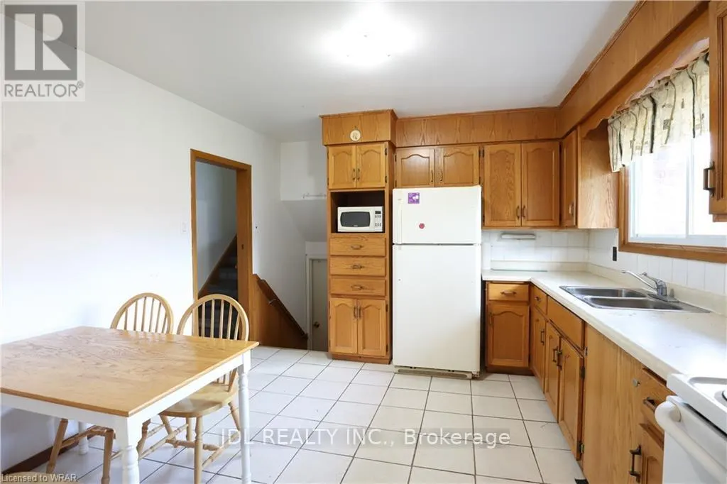 ROOM - 384 ALBERT STREET