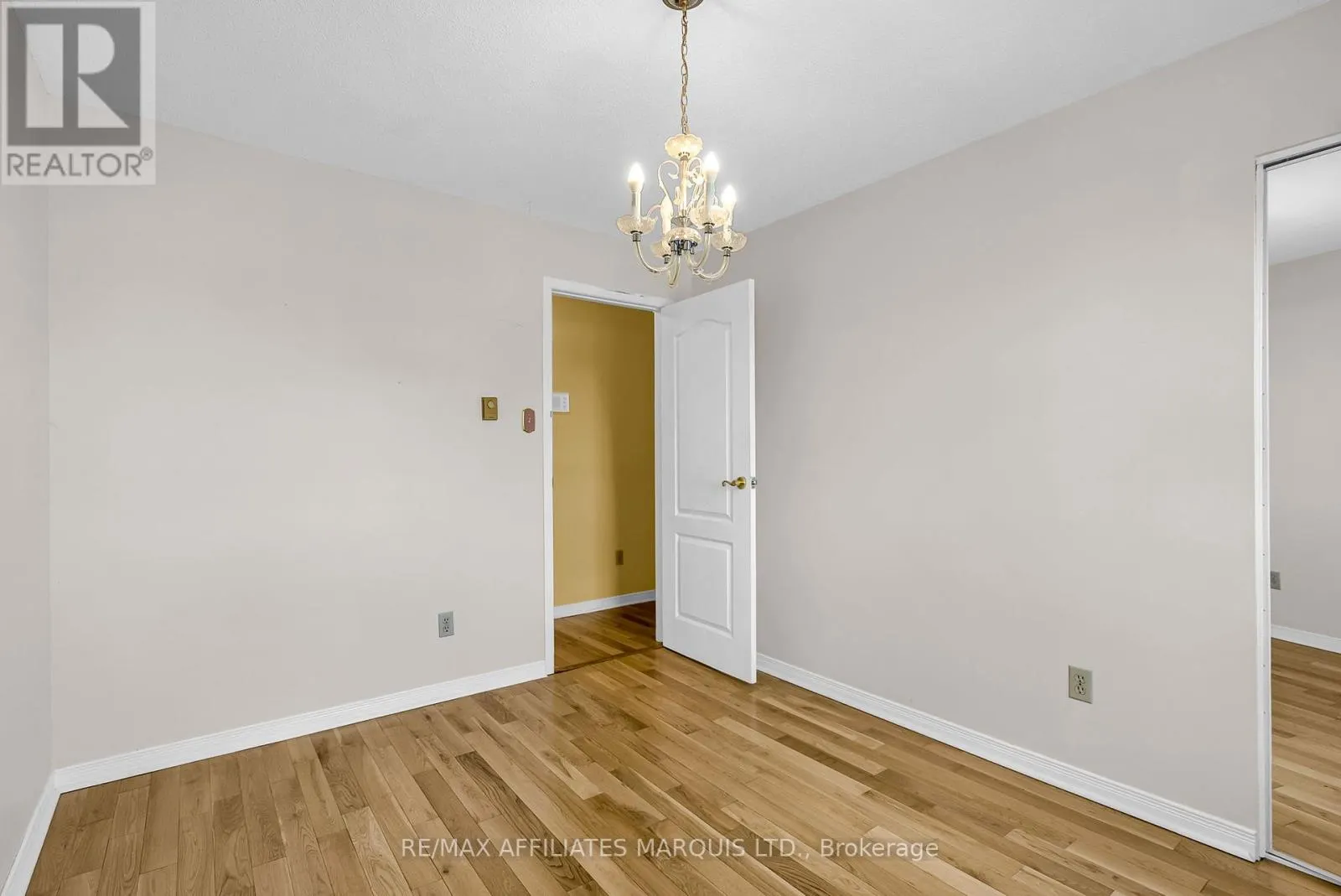 109 - 220 KENYON STREET W