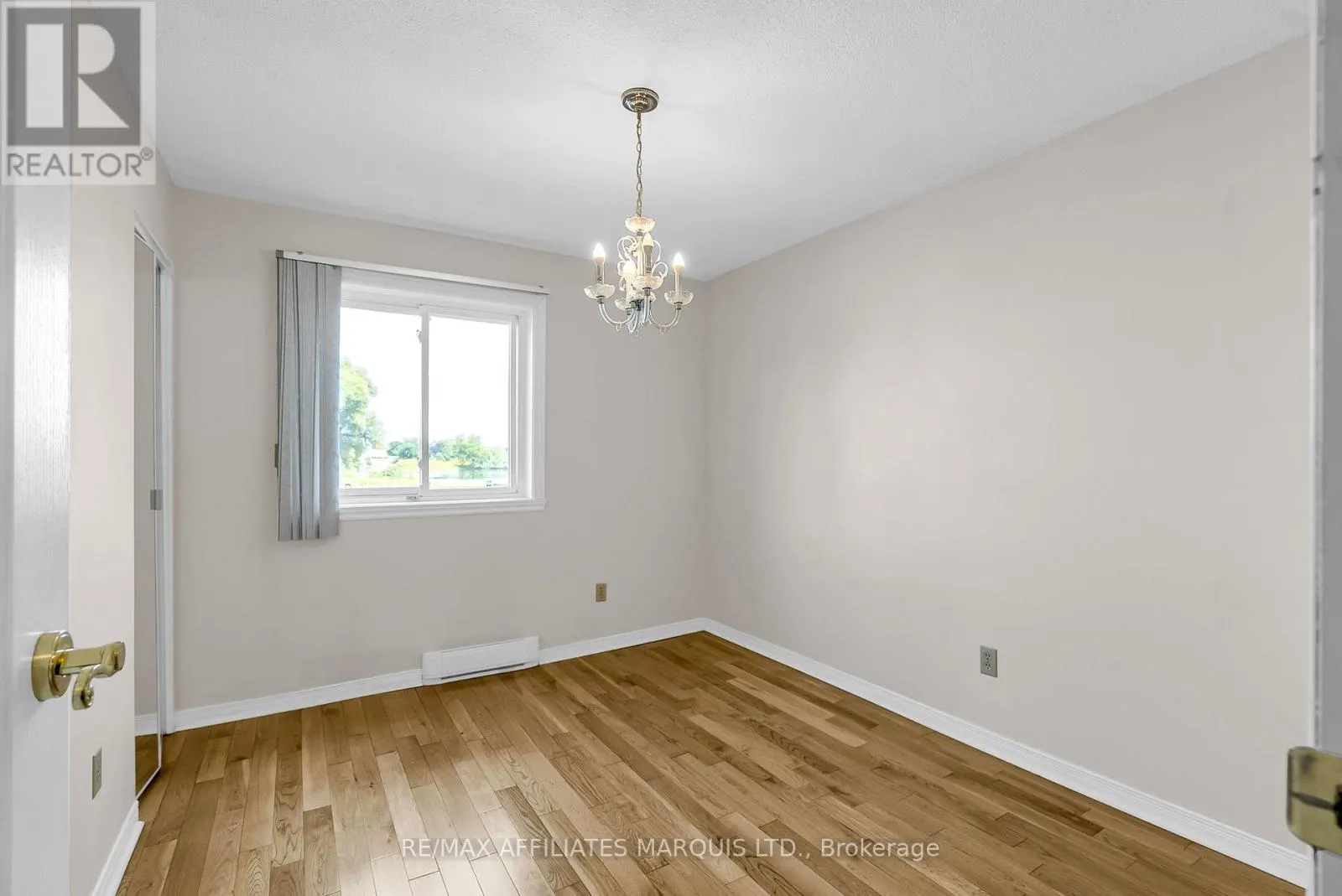 109 - 220 KENYON STREET W