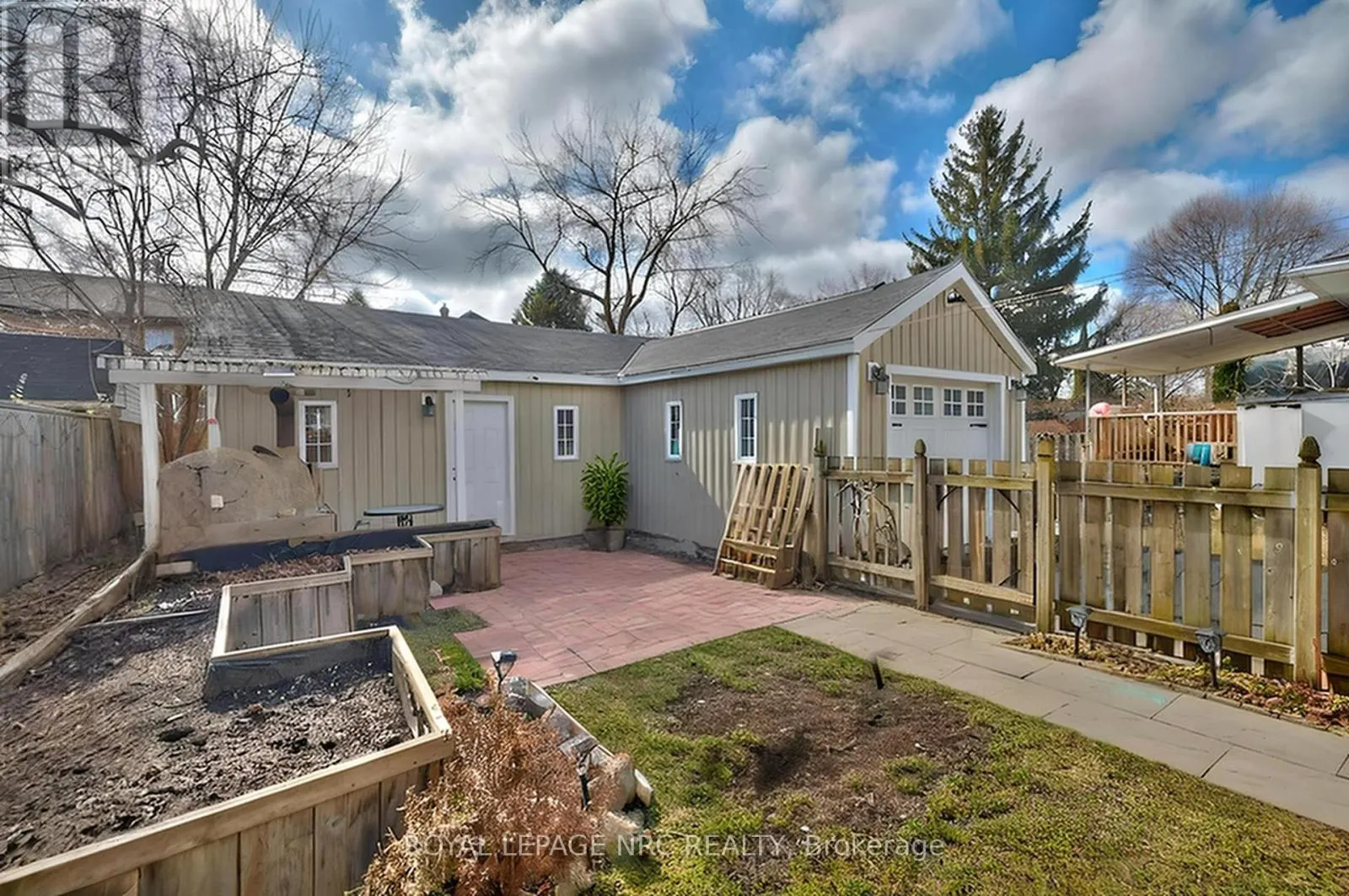 92 DUFFERIN STREET