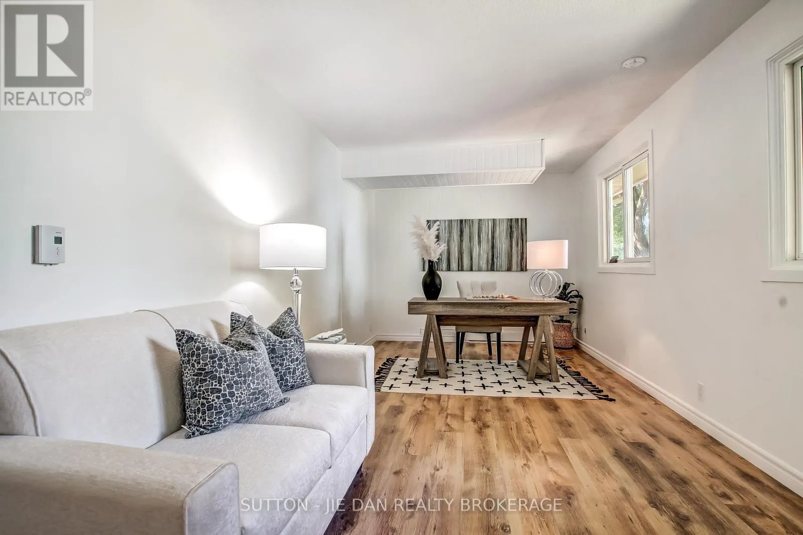 15 HAWTHORNE ROAD