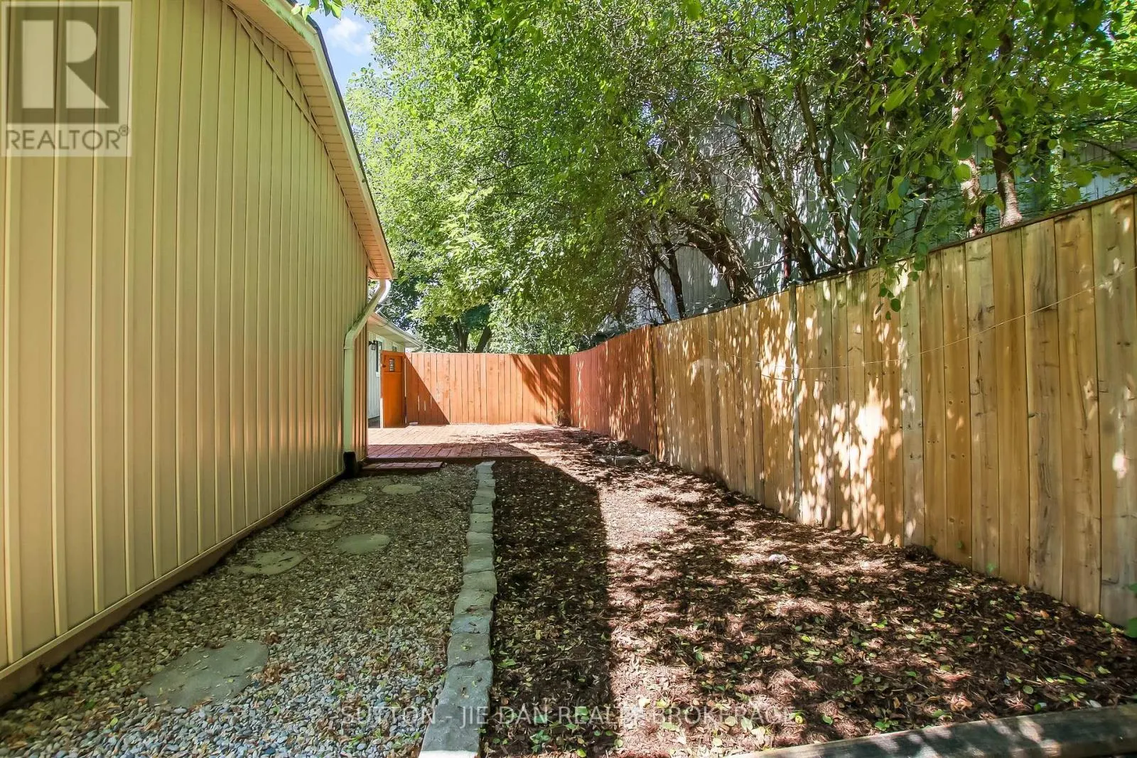 15 HAWTHORNE ROAD