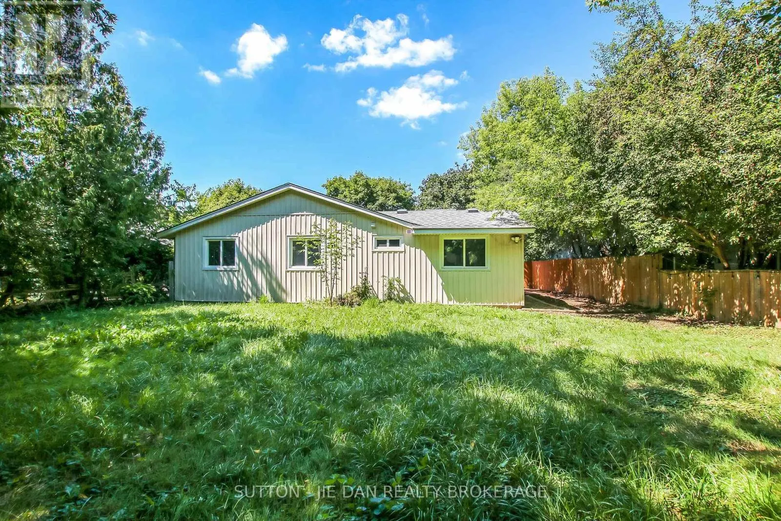 15 HAWTHORNE ROAD