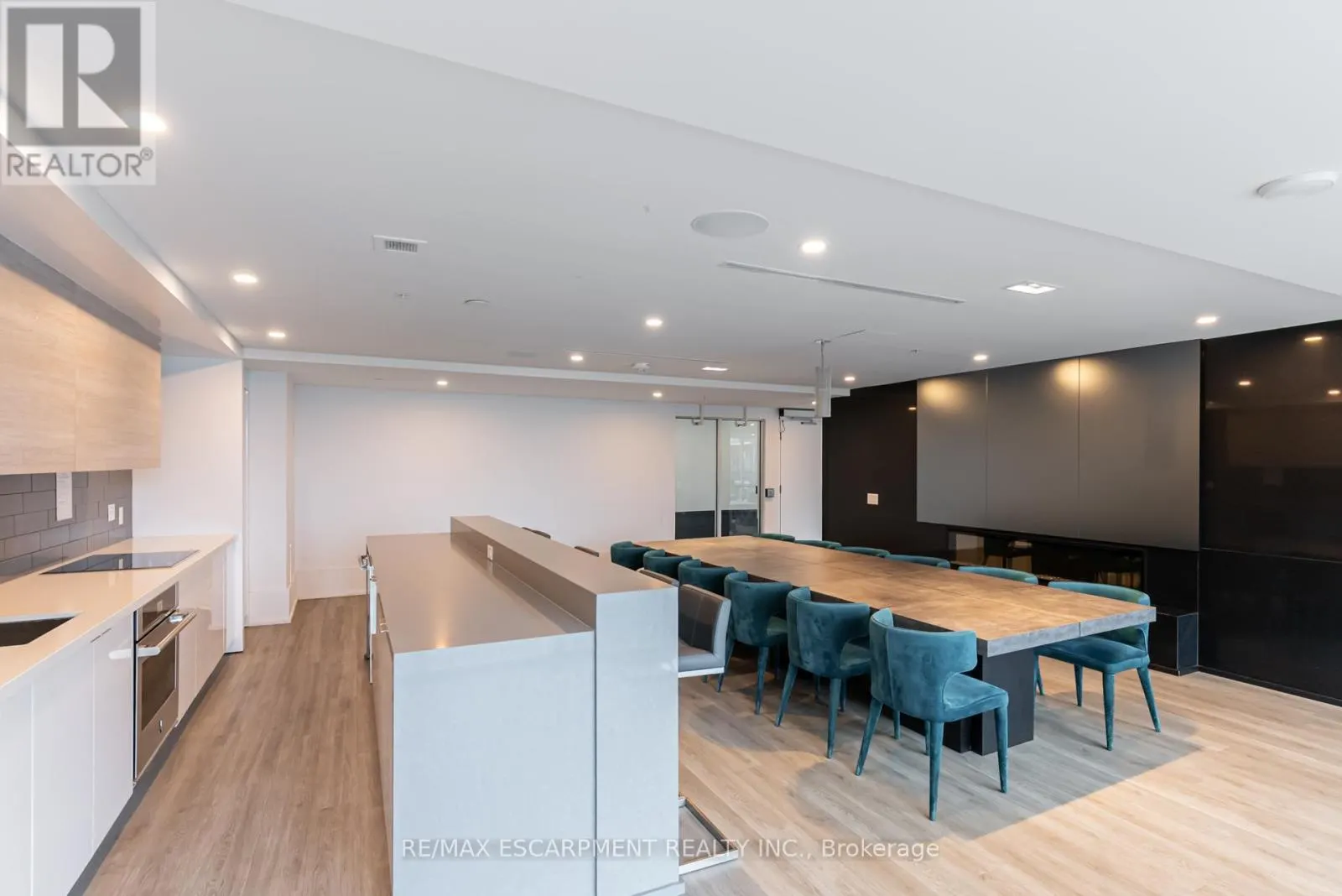 513 - 16 CONCORD PLACE