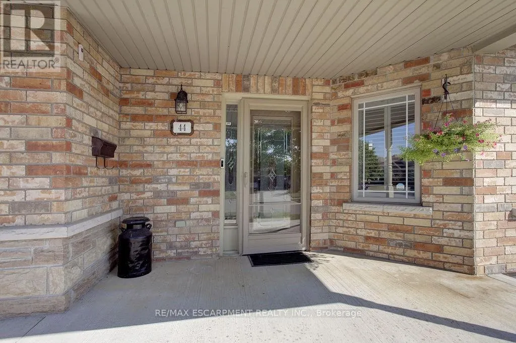 44 IRONGATE DRIVE