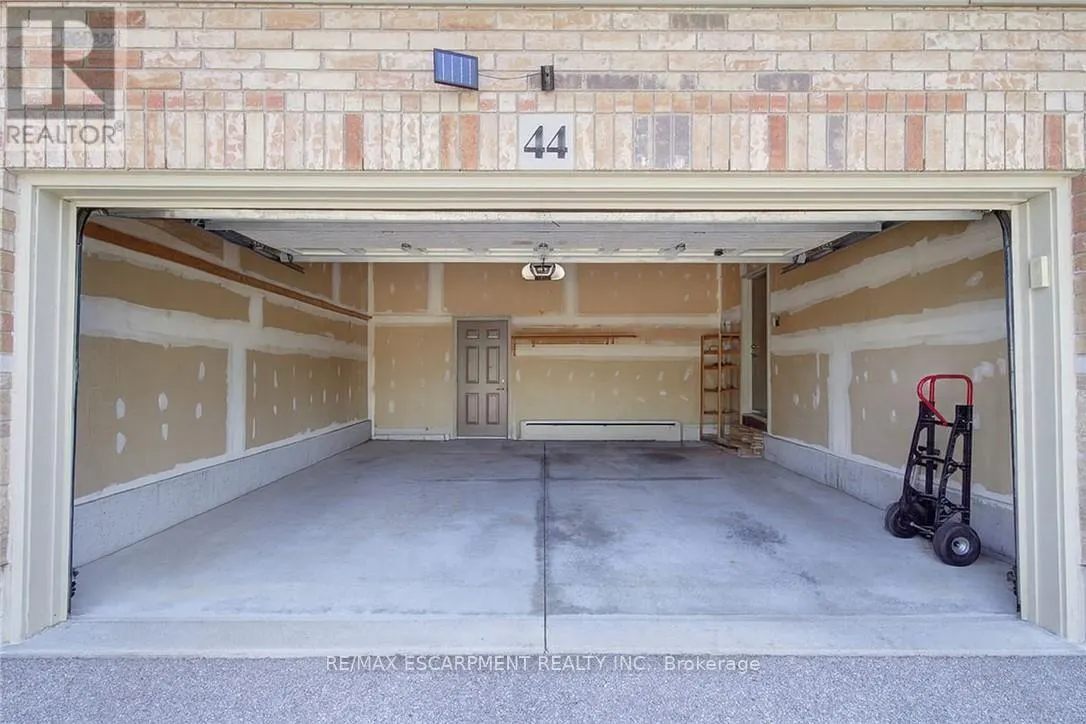 44 IRONGATE DRIVE