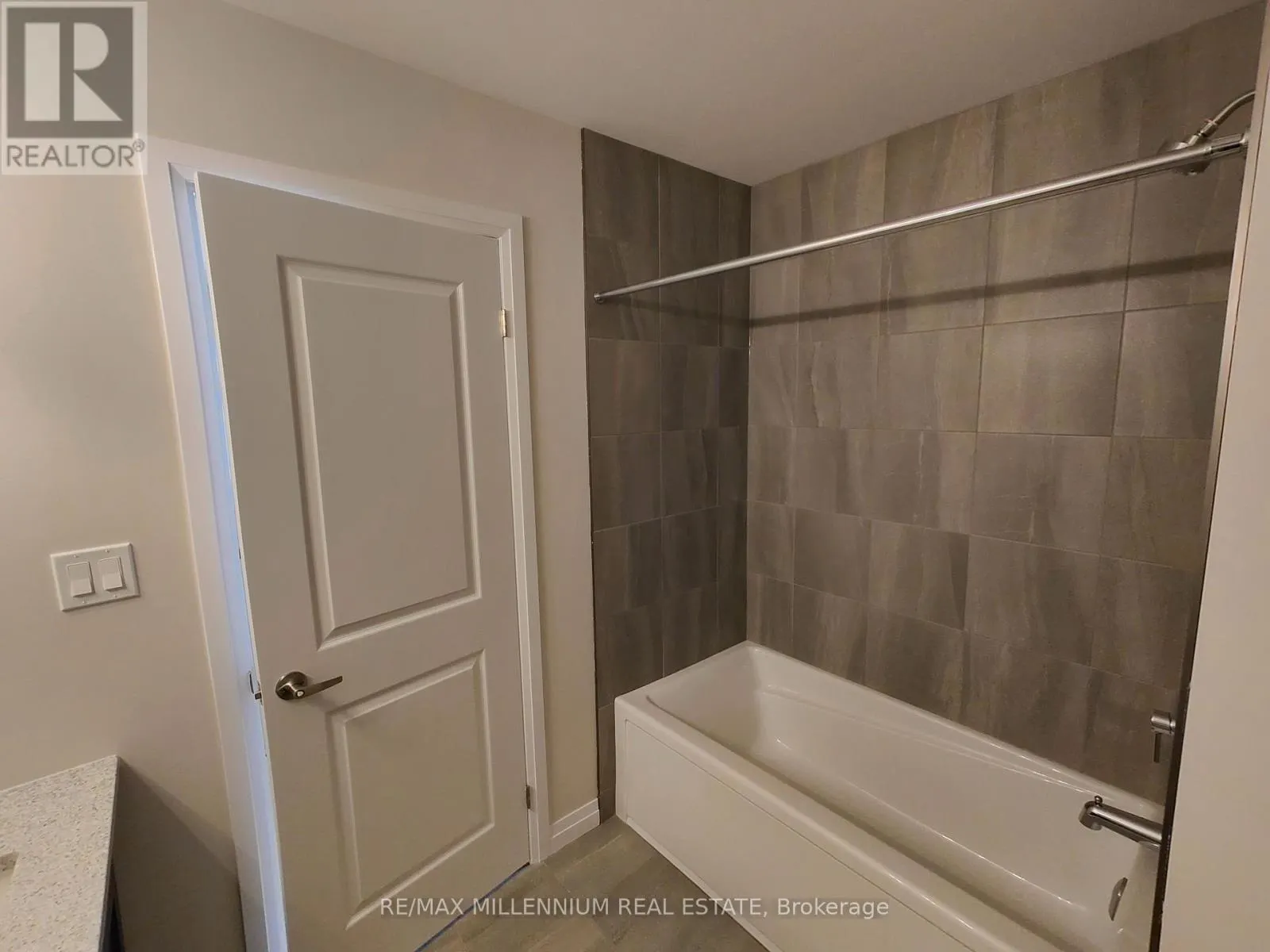 6 - 143 ELGIN STREET N