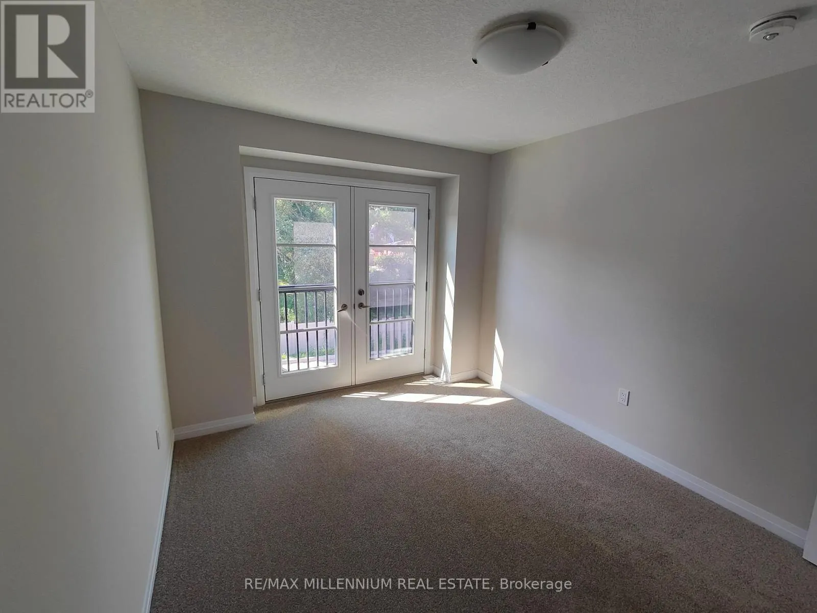 6 - 143 ELGIN STREET N