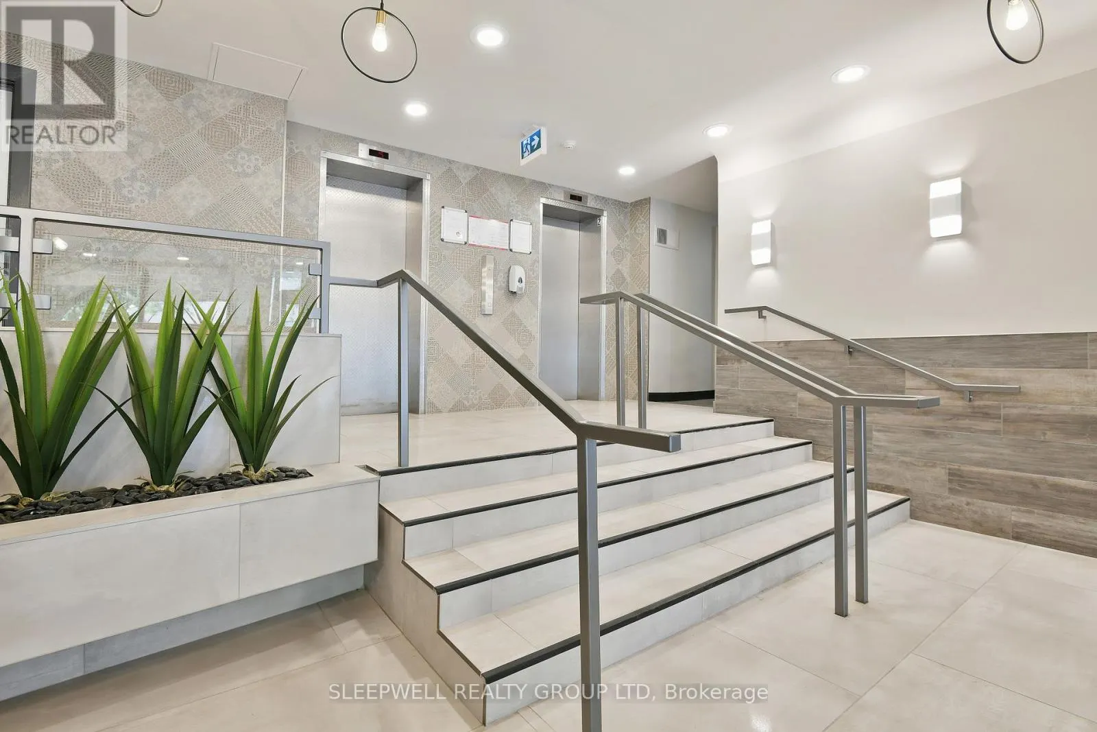 302 - 21 JAMES STREET