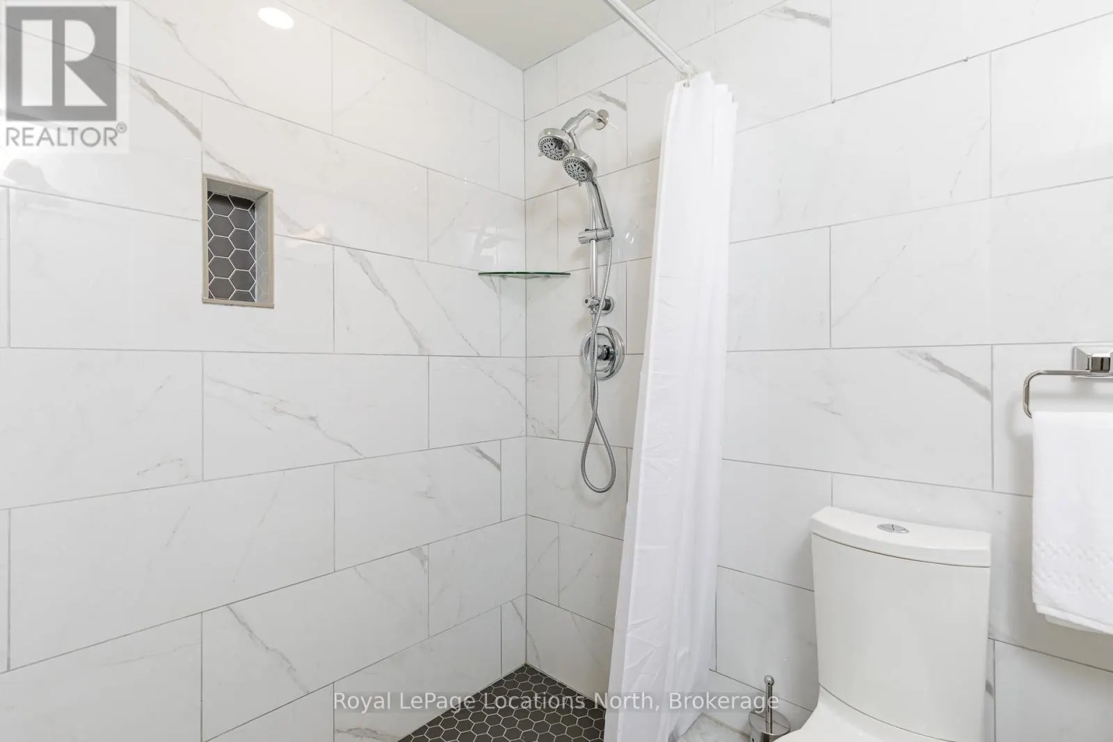207 - 10 BAY STREET E, #207