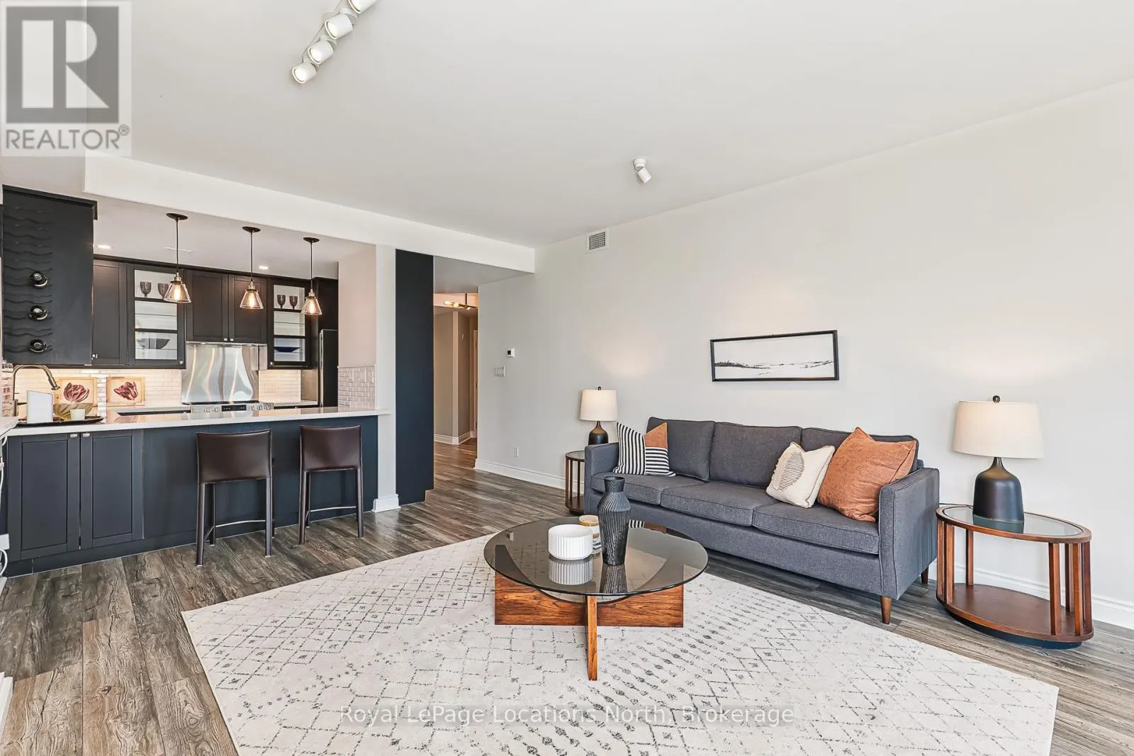 207 - 10 BAY STREET E, #207