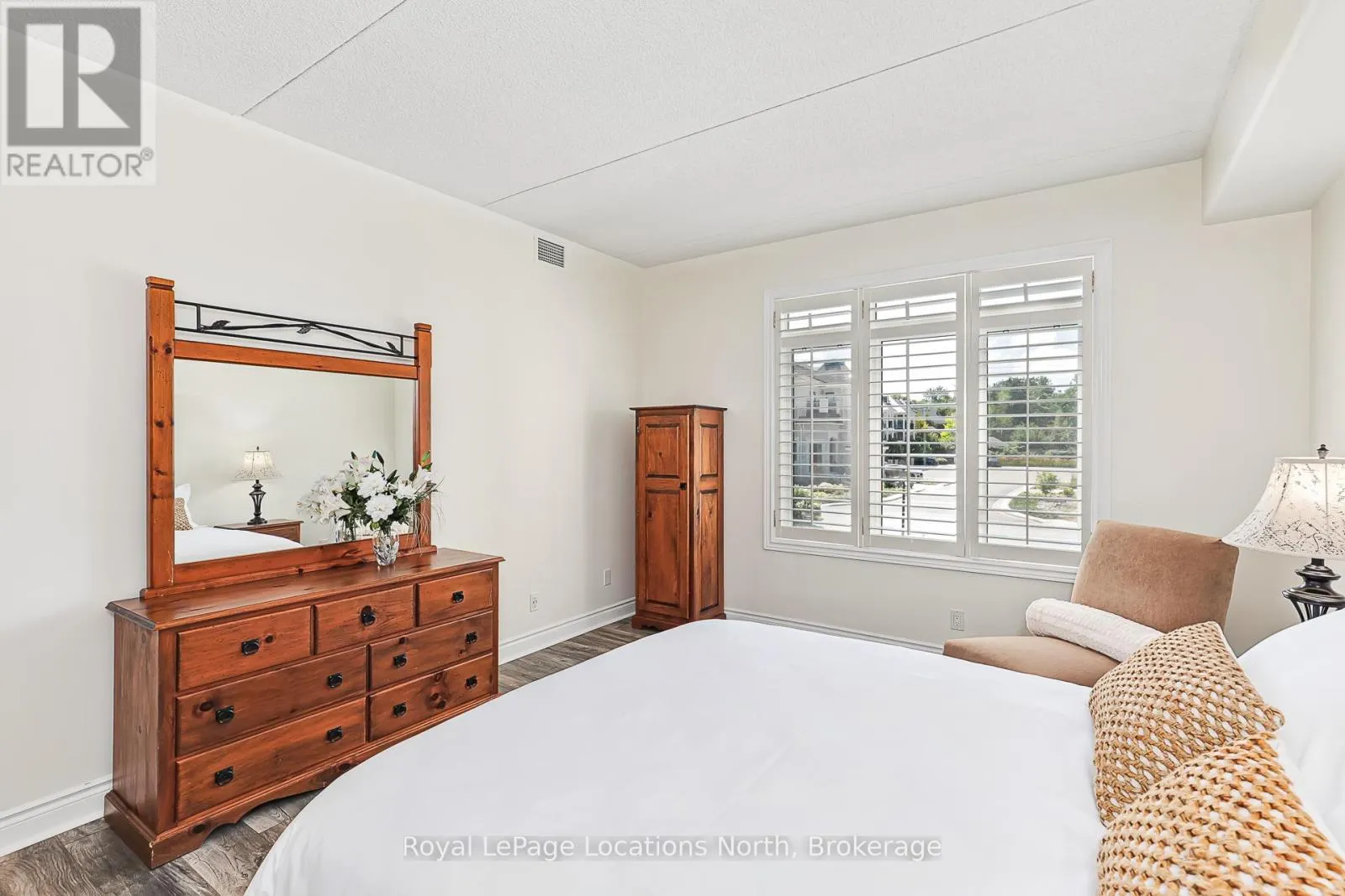 207 - 10 BAY STREET E, #207