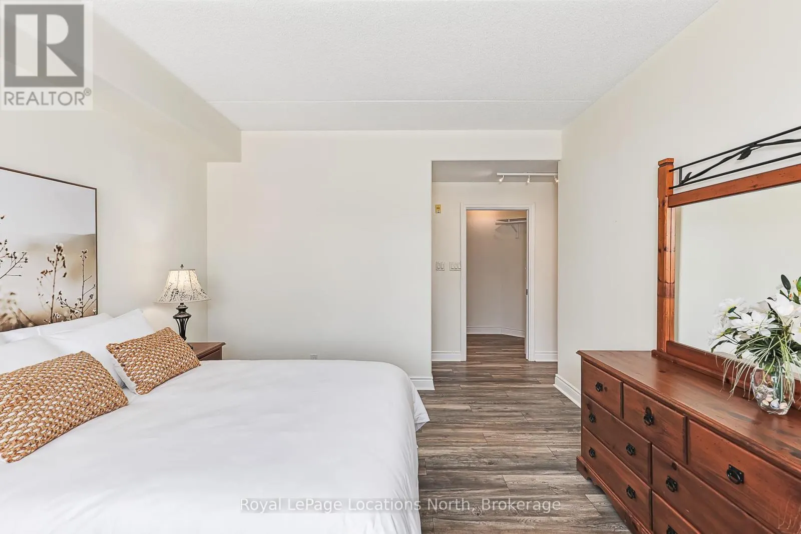 207 - 10 BAY STREET E, #207