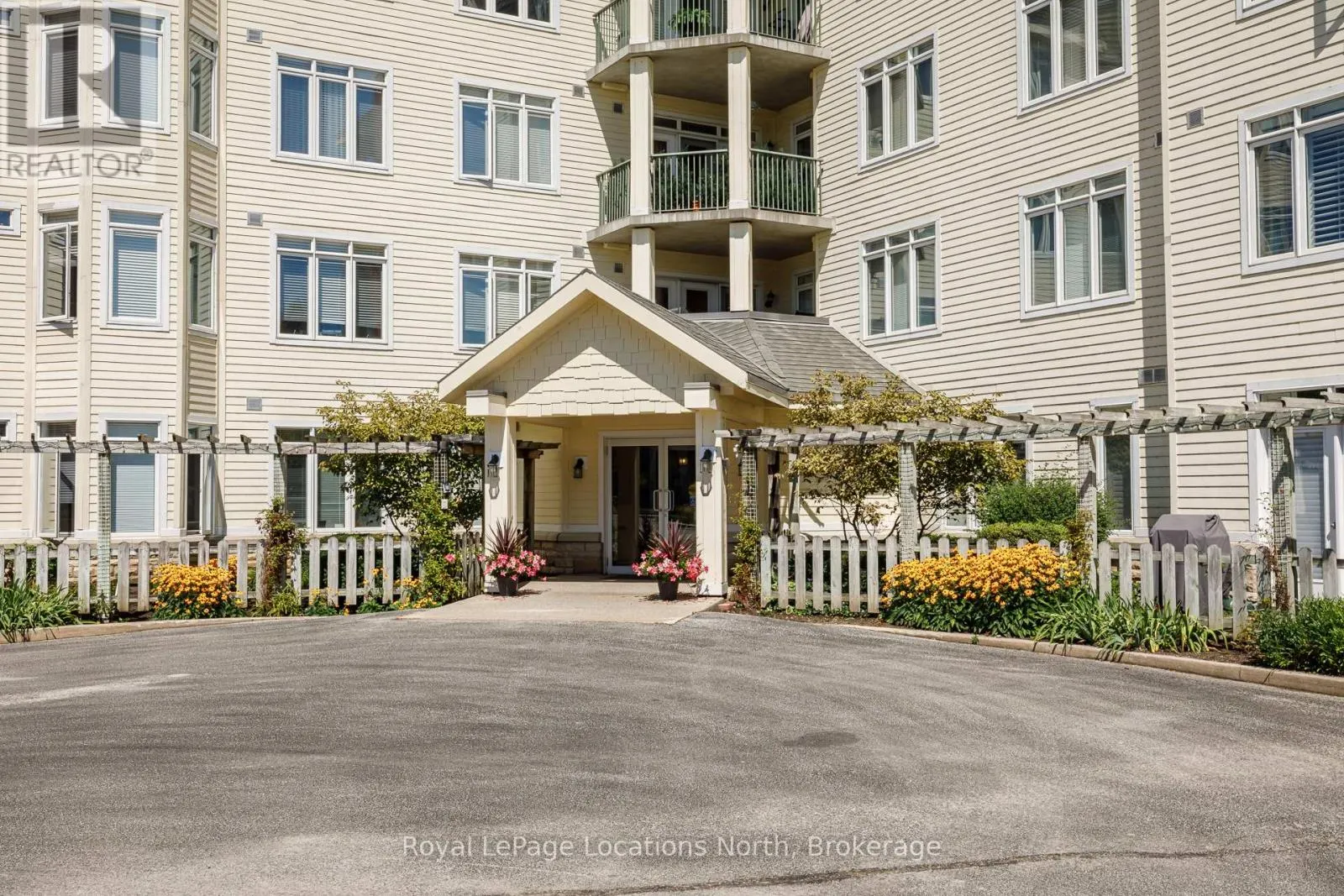 207 - 10 BAY STREET E, #207