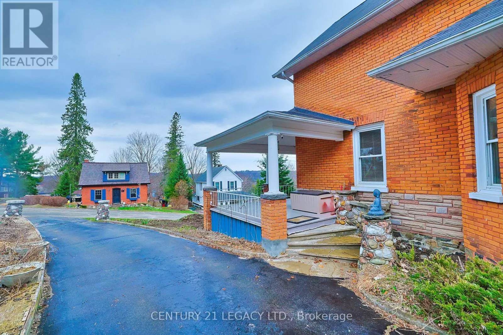 23 LANSDOWNE STREET W