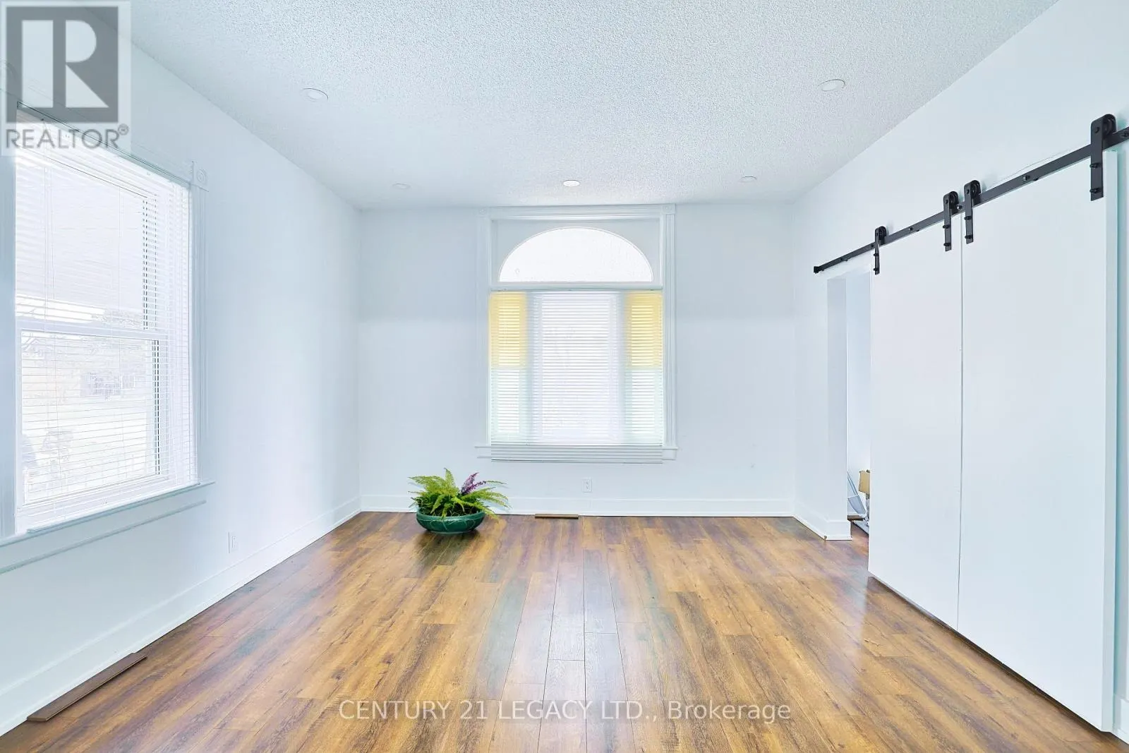 23 LANSDOWNE STREET W