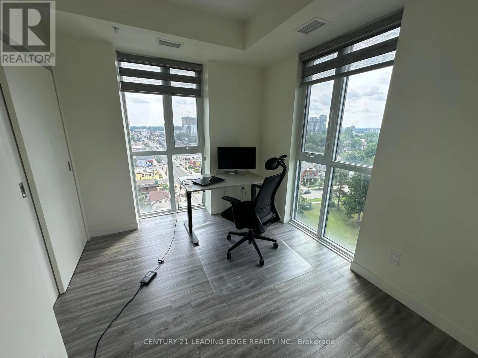 1004 - 128 KING STREET N
