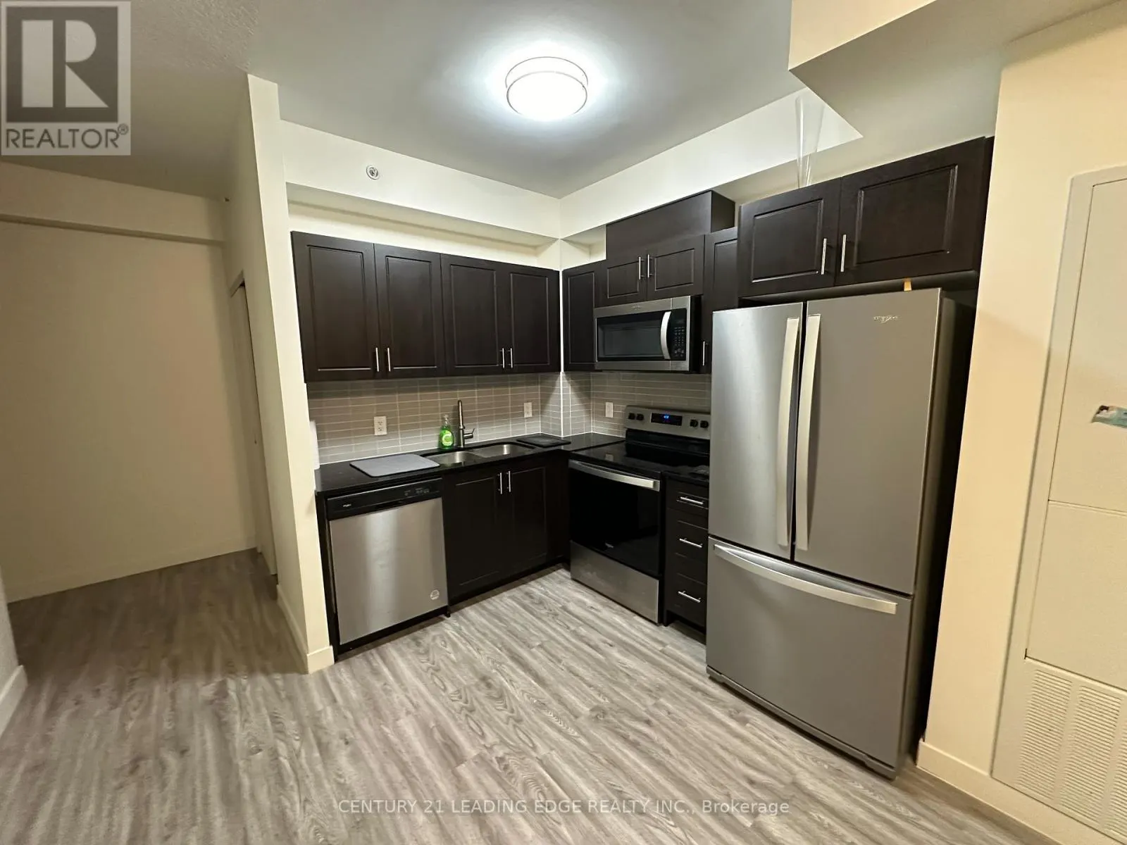 1004 - 128 KING STREET N