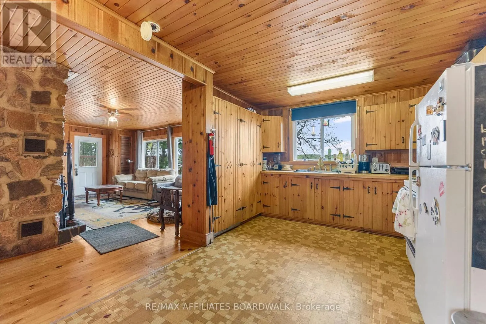 593 MAZINAW LAKE