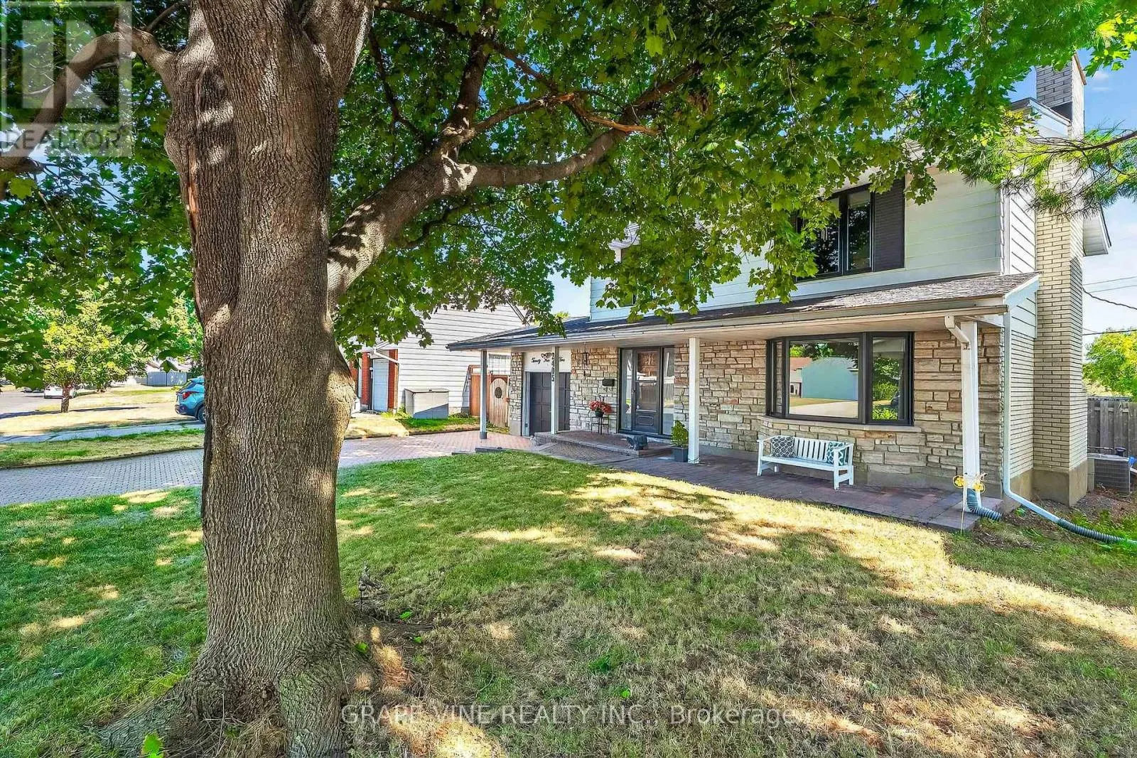 2405 DWIGHT CRESCENT