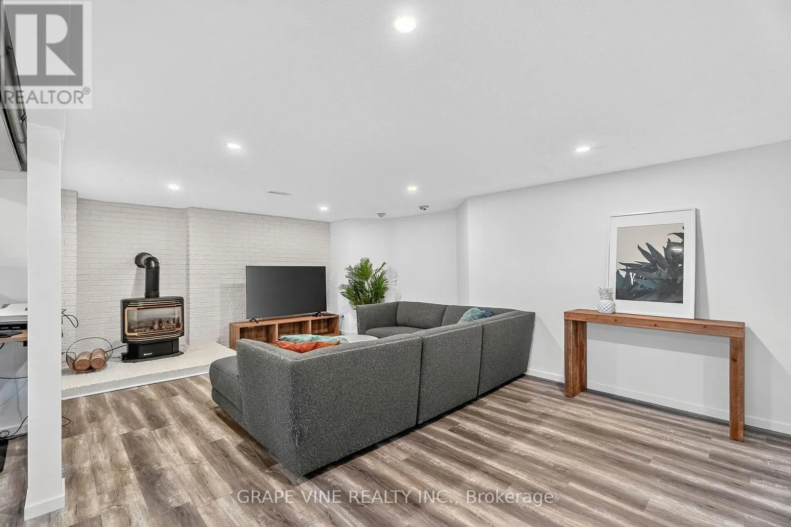 2405 DWIGHT CRESCENT