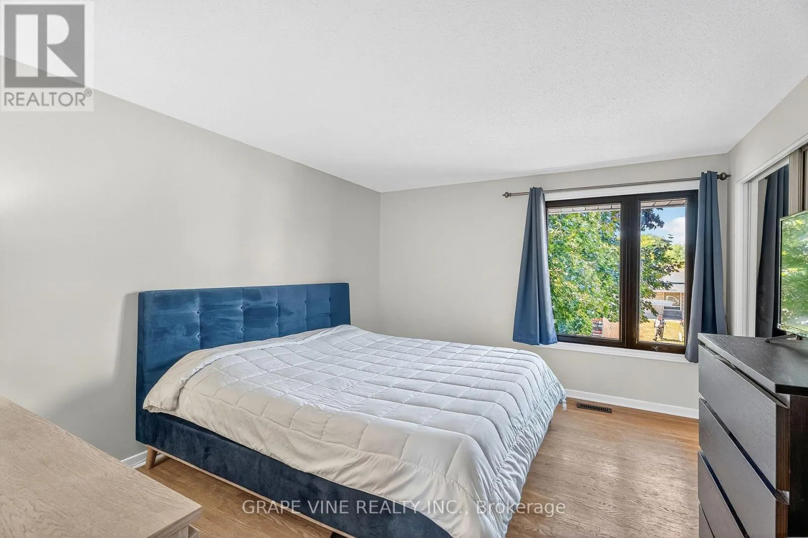 2405 DWIGHT CRESCENT