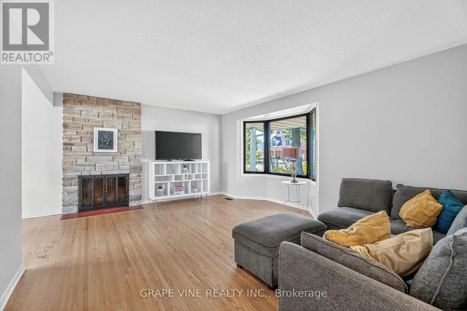 2405 DWIGHT CRESCENT