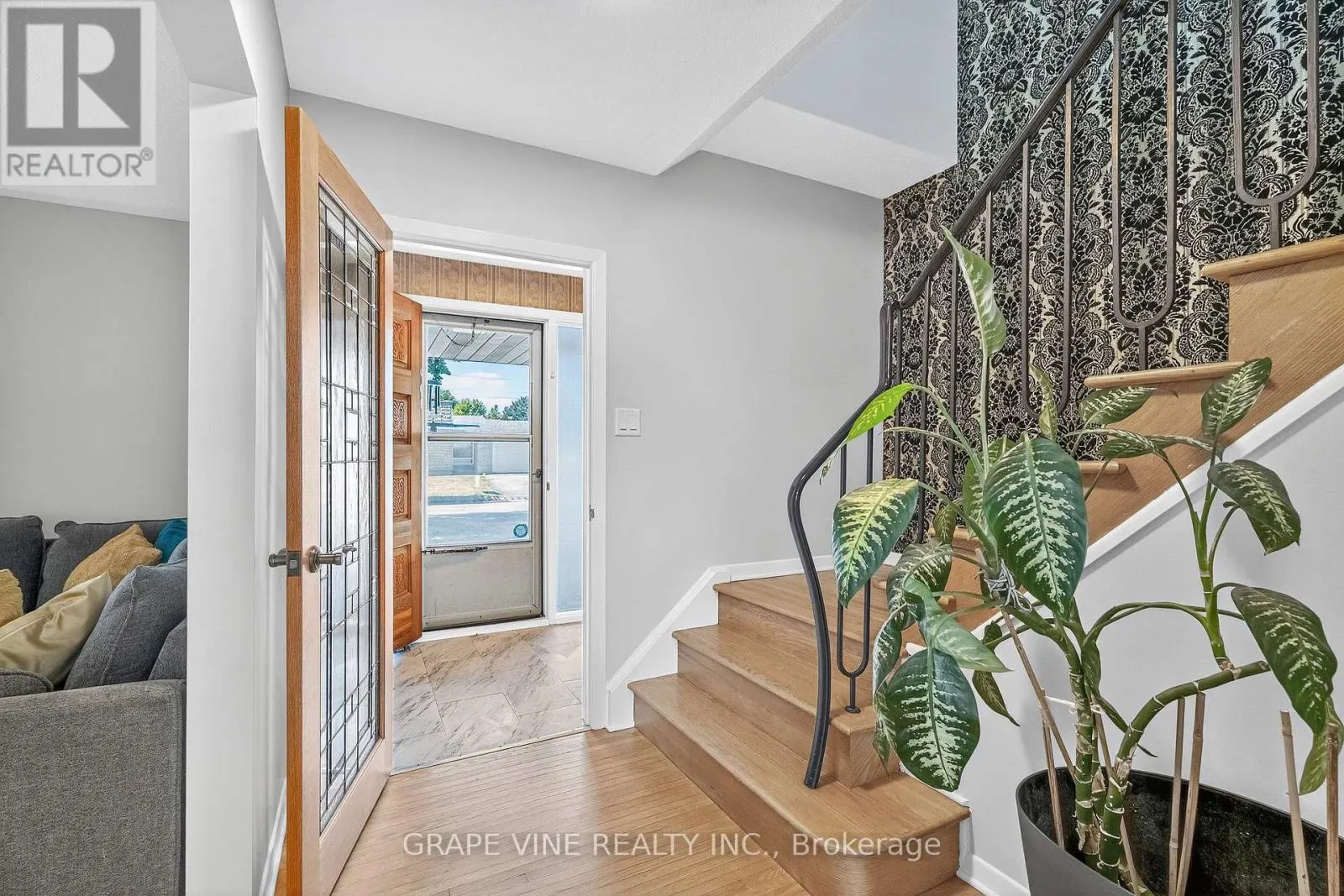 2405 DWIGHT CRESCENT