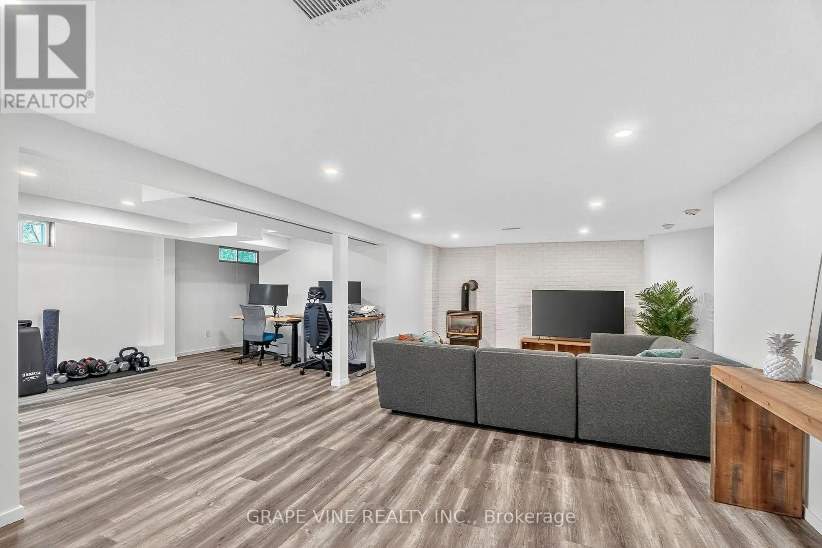 2405 DWIGHT CRESCENT