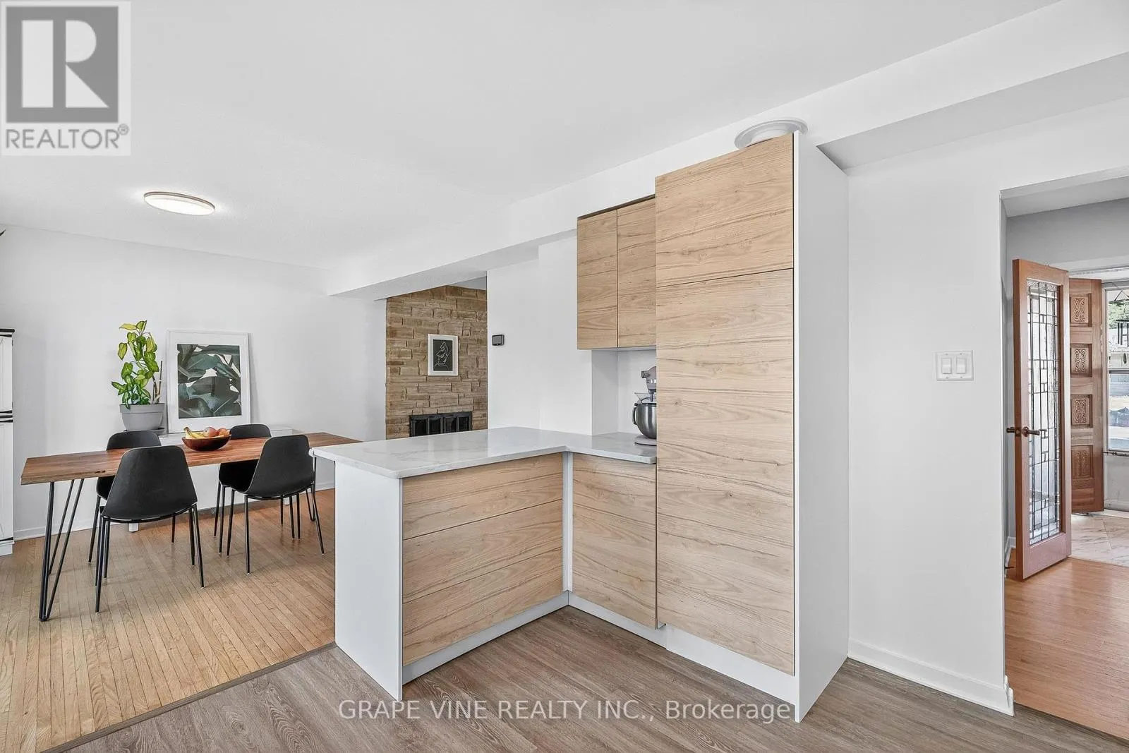 2405 DWIGHT CRESCENT