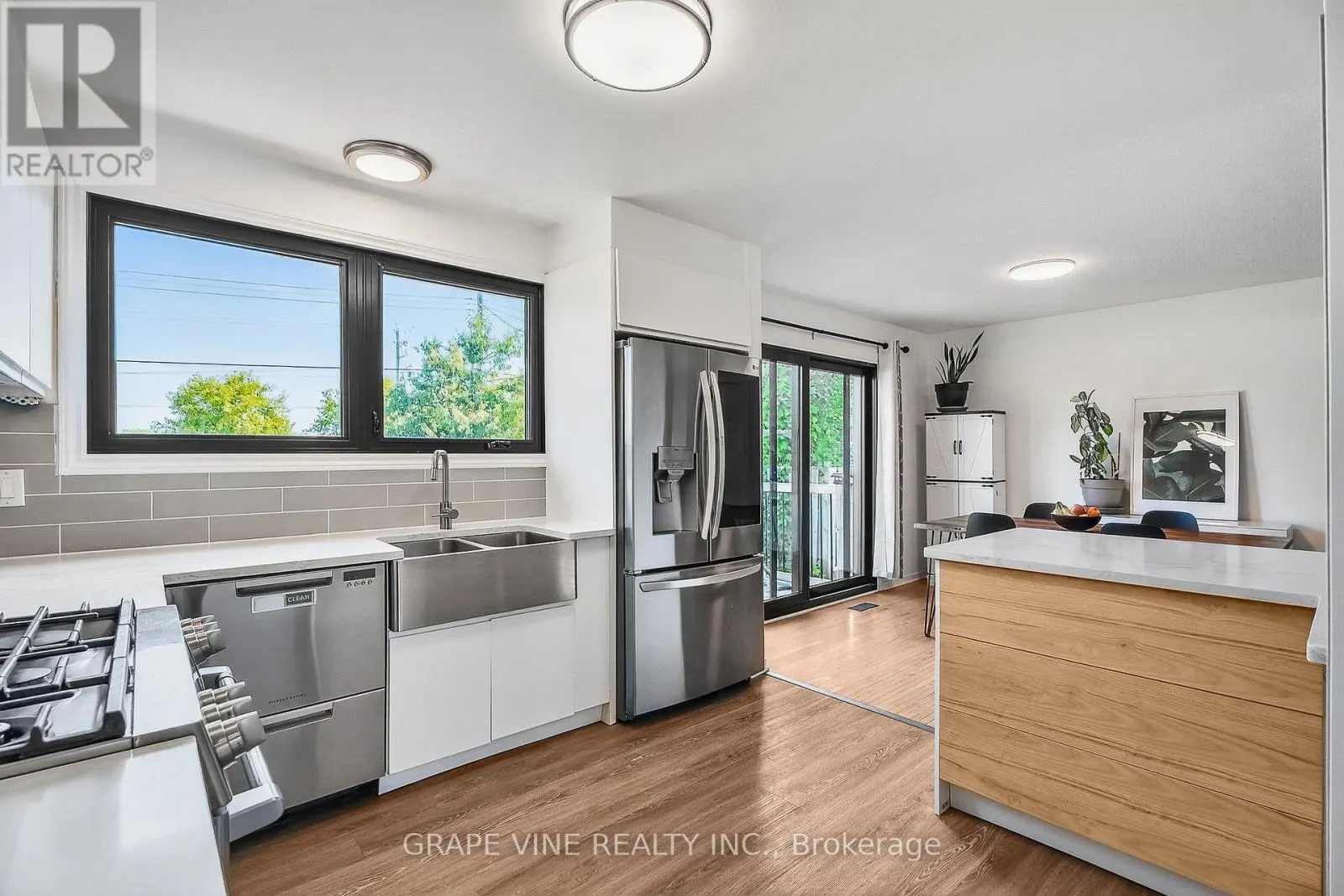 2405 DWIGHT CRESCENT